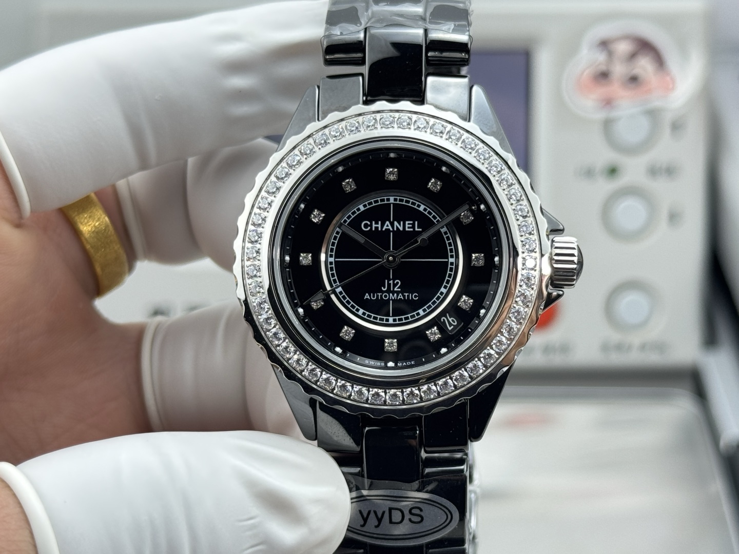 NO:711217,Drill Chanel J12; 38mm mechanical version! The new J12 watch 'core change', 'latest version details' 1 Case: size 38mm/33mm, for men and women 2 The number of edge grooves has been increased from 30 to 40 in the old model, making the dial appear wider 3 The diameter of the crown has been reduced by one-third, making it easier to wear 4 The polished case with rounded corners and the new bracelet design with slightly extended links highlight the overall shape, which is slimmer and more agile 5 The numbers on the bezel and the fonts of the time scale have been redesigned to make them more slender and attractive. 6 The timing scale on the inner ring is more refined and the time scale design is added. 7 The hands are designed with the same width as the hour and minute hands, which is more delicate and slim. 8 Hands, the inner ring is covered with Superluminova super luminous coating. 9 The dense bottom is transformed into a back design, through the bottom see-through glass, Chanel's exclusive CALIBER12.1 self-winding mechanical movement,,,chanel19860909钻 香奈儿J12； 38mm机械版本！ 全新J12腕表“换芯”, 《最新版本细节》 1表壳:尺寸 38mm/33mm,男女情侣 2边缘凹槽从老款30增加至40个,使表盘显得更宽阔 3表冠直径减少了三分之一,佩戴不顶手 4圆角抛光的表壳以及链节略微延长的全新表链设计突显整体造型更加纤巧灵动  5表圈上的数字与时标刻度的字体经过重新设计,更显纤美动人 6内圈的计时刻度更加精细,增添时标设计 7指针采取时针与分针同宽设计、更为精致纤巧 8表针、內圈覆有Superluminova超级夜光涂层 9密底改造为背透设计、透过底部透视玻璃,香奈儿专属CALIBER12.1自动上链机械机芯,,,chanel,Watch