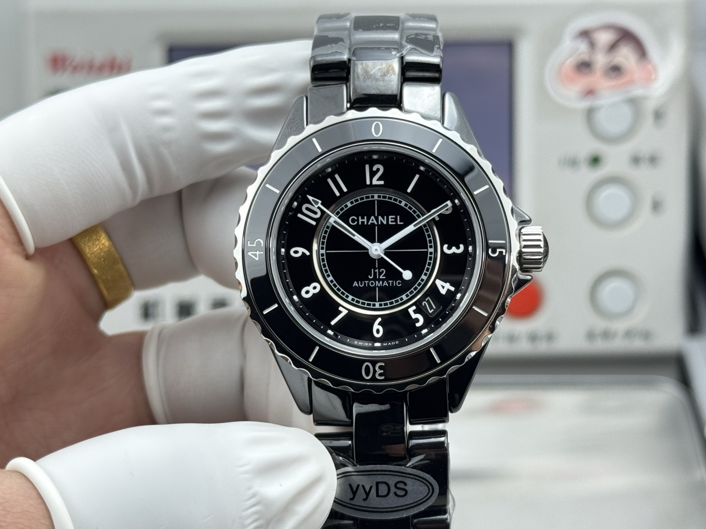 NO:703572,Chanel J12; 38mm mechanical version! The new J12 watch 'core change', 'latest version details' 1 Case: size 38mm/33mm, for men and women 2 The number of edge grooves has been increased from 30 to 40 in the old model, making the dial appear wider 3 The diameter of the crown has been reduced by one-third, making it easier to wear 4 The polished case with rounded corners and the new bracelet design with slightly extended links highlight the overall shape, which is slimmer and more agile 5 The numbers on the bezel and the fonts of the time scale have been redesigned to make them more slender and attractive. 6 The timing scale on the inner ring is more refined and the time scale design is added. 7 The hands are designed with the same width as the hour and minute hands, which is more delicate and slim. 8 Hands, the inner ring is covered with Superluminova super luminous coating. 9 The dense bottom is transformed into a back design, through the bottom see-through glass, Chanel's exclusive CALIBER12.1 self-winding mechanical movement,,,chanel19860909香奈儿J12； 38mm机械版本！ 全新J12腕表“换芯”, 《最新版本细节》 1表壳:尺寸 38mm/33mm,男女情侣 2边缘凹槽从老款30增加至40个,使表盘显得更宽阔 3表冠直径减少了三分之一,佩戴不顶手 4圆角抛光的表壳以及链节略微延长的全新表链设计突显整体造型更加纤巧灵动  5表圈上的数字与时标刻度的字体经过重新设计,更显纤美动人 6内圈的计时刻度更加精细,增添时标设计 7指针采取时针与分针同宽设计、更为精致纤巧 8表针、內圈覆有Superluminova超级夜光涂层 9密底改造为背透设计、透过底部透视玻璃,香奈儿专属CALIBER12.1自动上链机械机芯,,,chanel,Watch