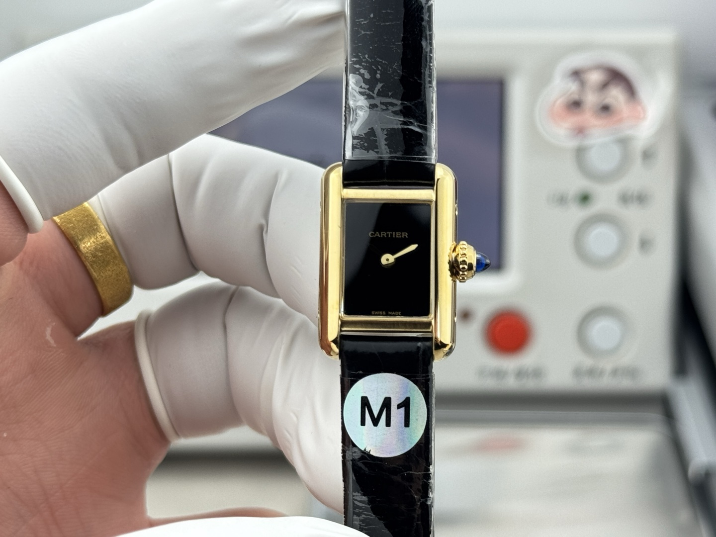 NO:711431,Small and light, every minute and every second is full of elegance and confidence. The 16.5mm TANK LOUIS mini watch has a dial size of 24 16.5mm x 6.2mm and a Swiss imported movement!  The classic design is mixed with new proportions, making it more sophisticated, unique and full of personality. The iconic bright tank curved case  After multiple layers of complex processes, the rounded corners are carefully polished, and every arc is the same as the original. The outer ring of the watch is hand-set with small diamonds, and each crown is carefully polished by hand. It is paired with a pure American leather strap. Every element takes into account aesthetics and wearing comfort, exuding casual elegance and allowing your beauty to flow everywhere. No matter how many times you watch it, you will still be surprised by the mini tank, which really interprets sophistication to the extreme!  Produced by M1, they are all excellent products!  ,,louis vuitton19860909小小的,轻装上阵,让每一分每一秒都充满优雅与自信的魅力.迷你mini坦克16.5mm  TANK LOUIS 迷你小尺寸款腕表以 24 16.5mm x 6.2mm的表盘尺寸,瑞士进口机芯！经典的设计混以全新的比例搭配,更显精巧别致而富有个性.标志性的明亮坦克弧形表壳 经过多层繁复工序精细打磨出圆润边角,力求每个弧度都与原版无异.表外圈纯手工镶嵌小碎钻,再辅以每颗都用手工精心打磨的表冠,搭配纯正美洲皮质表带,每一元素兼顾美学和佩戴舒适感,尽释随性优雅,让你的美处处流转.无论看了多少次还是会被惊讶住的mini坦克 真的把精致演绎到了极致！M1出品 尽是精品！,,louis vuitton,Watch