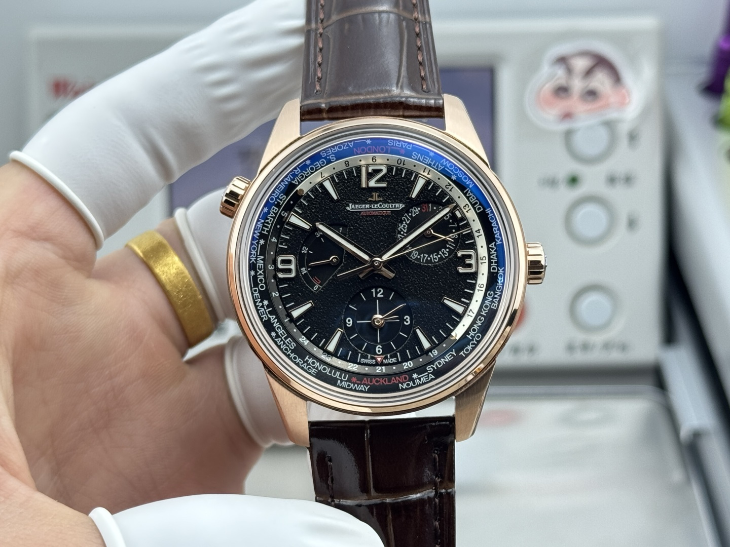 NO:725953,Produced by TW!  The new Jaeger-LeCoultre Beichen Series Geographic WT 'Global Limited Edition' Geographic World Time Watch adopts a blue-black gradient color and an all-black dial. The flange of the watch displays 24 time zones around the world, making it a reliable partner for action-minded men during travel. The wearer can set it through the crown at 10 o'clock. Size 42mm case 316L steel case with domed sapphire 'lid' mirror  It adopts the replica version of Asian movement 936A/1 and is automatically wound. The technology is unparalleled. The city name part is based on milky white. The calendar display at 2 o'clock. The second time zone display at 6 o'clock and the power reserve display at 10 o'clock. The sub-dial is decorated with sunray pattern. Imported cowhide. Original folding buckle!  ,,jaeger-lecoultre,cowhide19860909TW出品！男人魅力新款 Jaeger-LeCoultre 积家 北宸系列 Geographic WT“全球限量版只”地理学家世界时腕表采用蓝黑渐变色与全黑色表盘 腕表的凸缘显示全球24个时区 成为行动派男士旅行期间的可靠搭档 佩戴者可透过10时位置的表冠设定 尺寸42mm表壳 316L钢壳 搭配拱蓝宝石“锅盖”镜面 采用亚洲机芯复刻版936A/1自动上链 技术无与伦比 城市名部分以乳白色为基底 2时位置的日历显示 6时位置的第二时区显示和10时位置的动力储存显示副表盘饰以太阳放射状饰纹 进口牛皮 原装折叠扣！,,jaeger-lecoultre,cowhide,Watch