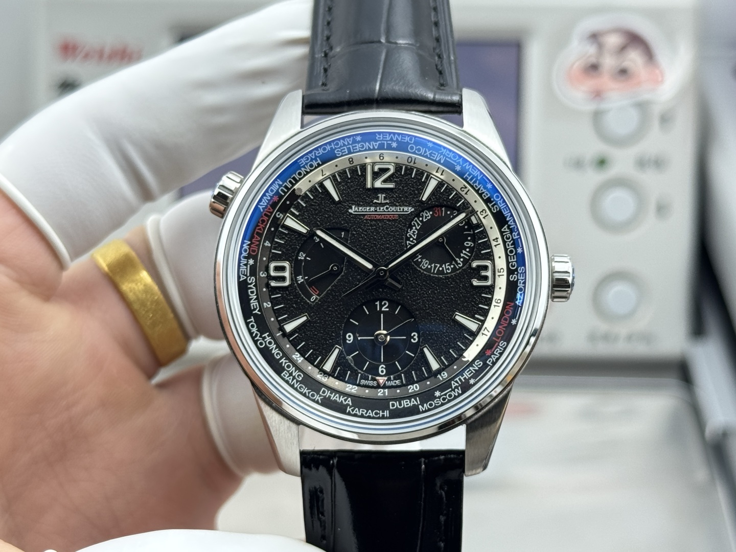 NO:725957,Produced by TW!  The new Jaeger-LeCoultre Beichen Series Geographic WT 'Global Limited Edition' Geographic World Time Watch adopts a blue-black gradient color and an all-black dial. The flange of the watch displays 24 time zones around the world, making it a reliable partner for action-minded men during travel. The wearer can set it through the crown at 10 o'clock. Size 42mm case 316L steel case with domed sapphire 'lid' mirror  It adopts the replica version of Asian movement 936A/1 and is automatically wound. The technology is unparalleled. The city name part is based on milky white. The calendar display at 2 o'clock. The second time zone display at 6 o'clock and the power reserve display at 10 o'clock. The sub-dial is decorated with sunray pattern. Imported cowhide. Original folding buckle!  ,,jaeger-lecoultre,cowhide19860909TW出品！男人魅力新款 Jaeger-LeCoultre 积家 北宸系列 Geographic WT“全球限量版只”地理学家世界时腕表采用蓝黑渐变色与全黑色表盘 腕表的凸缘显示全球24个时区 成为行动派男士旅行期间的可靠搭档 佩戴者可透过10时位置的表冠设定 尺寸42mm表壳 316L钢壳 搭配拱蓝宝石“锅盖”镜面 采用亚洲机芯复刻版936A/1自动上链 技术无与伦比 城市名部分以乳白色为基底 2时位置的日历显示 6时位置的第二时区显示和10时位置的动力储存显示副表盘饰以太阳放射状饰纹 进口牛皮 原装折叠扣！,,jaeger-lecoultre,cowhide,Watch