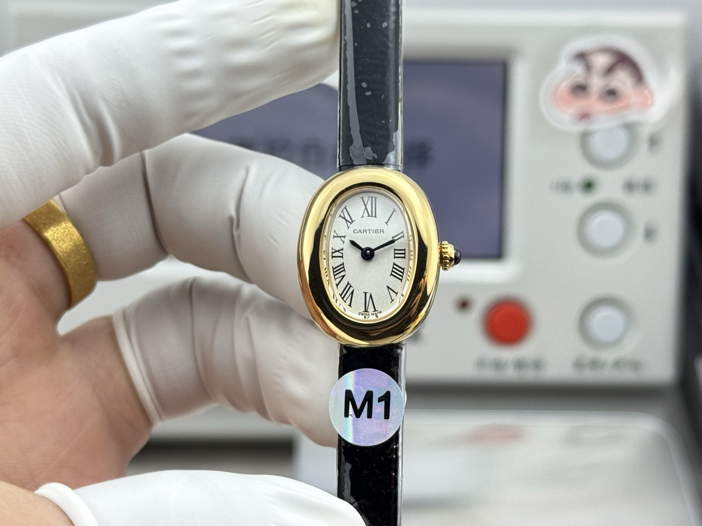 NO:715072,M1 Factory Cartier Mini Bathtub, Cartier Mini Baignoire is an aesthetic that is on everyone's mind. It is small but highly recognizable, with a rounded and smooth oval case and a round and delicate metallic luster, reflecting elegance and sophistication. The unique mini size is 24.6mm*18.7mm, with Cartier's classic Roman numerals, burnt steel blue hands and a sapphire round crown, which is simple and yet detailed. Every design highlights the brand's heritage. and ingenuity. The light and comfortable arc-shaped design that fits the wrist is the ultimate expression of low-key luxury. It can be easily worn whether worn alone or stacked with jewelry. It is unobtrusive but enough to be remembered at a glance. This is the charm of the mini bathtub. Produced by M1, it must be a high-quality product and is committed to creating a small gold watch that belongs to your destiny.,,cartier,cartier19860909M1 Factory 卡地亚迷你浴缸,Cartier Mini Baignoire 长在每个人心尖上的审美.玲珑小巧却有极具辨识度,圆润流畅的椭园形表壳,金属光泽圆润细腻,折射出优雅与精致.独特迷你尺 寸24.6mm*18.7mm,搭配卡地亚经典的罗 马数字,烧钢蓝指针与蓝宝石浑圆表冠,简约 又不失细节.每一处设计都彰显品牌的传承 与匠心.轻盈服帖的圆弧形贴手腕设计,是 低调奢华的极致表现.无论单戴还是疊搭珠 宝都能轻松驾驭,不张扬却足以让人一眼记 住.这个就是迷你浴缸的魅力.M1出品,必属精品,致力于打造属于你命定的小金表.,,cartier,cartier,Watch