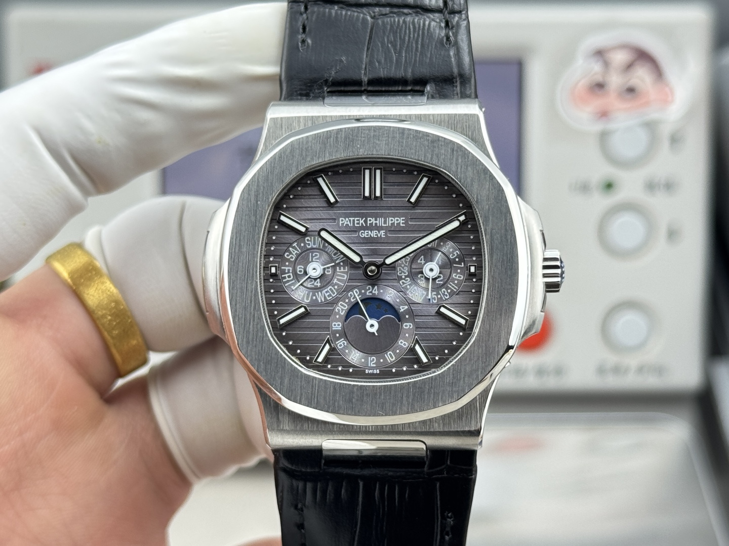 NO:725976,Patek Philippe/1G-001--The ultra-complex multi-function Nautilus makes its grand debut. It is the first Nautilus complex watch launched so far. It uses ultra-complex craftsmanship to create a casual sports watch. 1 small body and large power 40MM has the following functions: the left window displays the year, the right window displays the month, the day of the week at 9 o'clock, the month at 3 o'clock, and the 24-hour and moon phase display panel at 6 o'clock.  2. The movement adopts a replica Cal. self-winding movement. On the premise of achieving a realistic appearance, the functions are perfectly interpreted. 3. An independent watchmaker who is a modification master, enthusiastically participates in customizing and modifying the dial color, adding an interesting soul to the unique watch!  ,,patek philippe19860909百达翡丽/1G-001--超复杂多功能鹦鹉螺重磅登场,迄今推出的首款Nautilus复杂腕表,以超复杂的工艺技术打造休闲运动腕表. 1小身板大能量40MM 尽揽以下功能∶左边窗口位置显示年份,右边窗口位置显示月份、9点位置处是星期、3点位置处是月份以及6点位置处是24小时与月相显示盘. 2机芯采用复刻版Cal.自动上链机芯,在实现外观的逼真前提下,功能一并完美诠释. 3改装大师独立制表人,倾情参与定制改装表盘颜色,给予独一无二的腕表增添有趣的灵魂！,,patek philippe,Watch