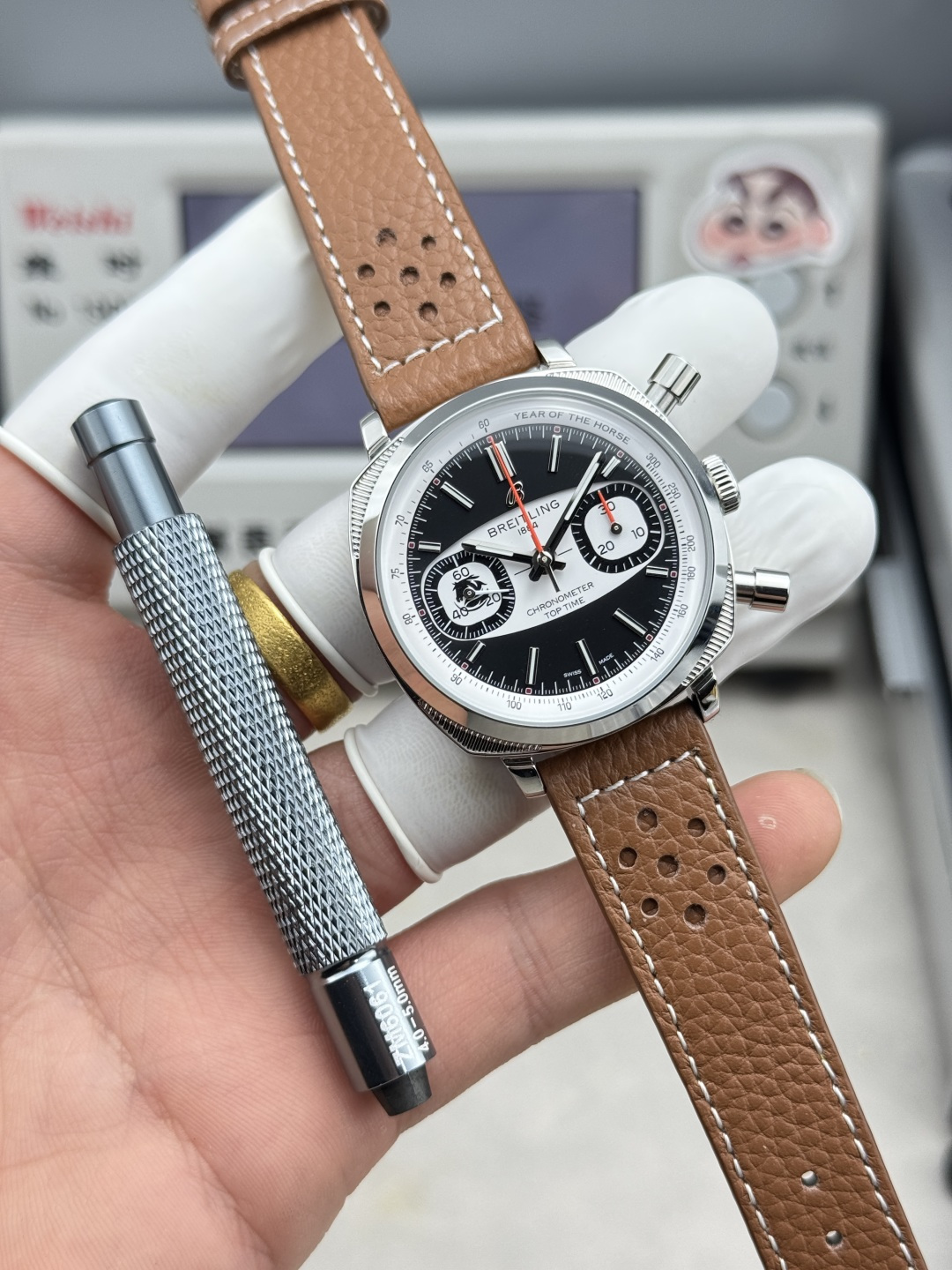 NO:726147,BLS New ToTime Series Racing Chronograph Breitling releases new ToTime Series Racing Chronograph ToTime Racing ToTime Martini Racing, J9454J. Breitling’s watches have always been known for their dominance, and have become a restricted area that is difficult for most small wrists to touch. The latest TOTIME racing chronograph is finally launched in a small size of 38 mm. As the first Breitling to launch a chronograph, it has always been closely related to racing sports. This watch is inspired by retro racing cars. It has a pillow-shaped case with a round bezel and knurled patterns on the four corners. The dial is integrated into the retro dashboard style. The unique rounded rectangular small eyes and round hole strap are full of elegant and classic atmosphere. The dial color integrates modern design, with black silver and green silver colors, and also launched a limited special edition in cooperation with the Martini Racing Team. It uses the Martini Racing Team's iconic blue, light blue and red stripes as the main tone, and is full of retro fashion vitality. [Movement] The original version is equipped with Breitling's self-made movement, we use the national The most stable fish-scale washed flower movement in the market, each movement is tested for 48 hours [Watch strap] Equipped with a new same-color cowhide strap dedicated to this series, the original folding buckle, sewn with contrasting stitching, has a great sense of design. It is very comfortable to wear, and the workmanship is perfect. Welcome to taste, breitling, cowhide19860909BLS 全新ToTime系列竞速计时码表 百年灵发布全新ToTime系列竞速计时码表ToTime Racing ToTime Martini Racing, J9454J 百年灵的手表向来以霸气著称,大成为最许多小手腕难以触碰的禁区.而最新的TOTIME赛车计时码表终于推出了小尺寸38毫米.  作为最早推出计时码表的百年灵,一直与赛车运动密切相关,这款腕表便是以复古赛车为灵感,枕形表壳搭配圆形表圈,四个角落装饰滚花纹图案,表盘融入复古仪表盘风格,独特的圆角矩形小眼睛搭配圆孔表带充满优雅古典气息. 表盘色彩融入了现代设计,有黑银和绿银配色之外,还推出了与马提尼赛车队合作的限量特别版,以马提尼赛车队的标志性蓝色、浅蓝色和红色条纹为主调,充满复古的时尚活力.【机芯】原版搭配百年灵自制机芯,我们采用国内最为稳定的鱼鳞纹洗花机芯,每个机芯都测试48小时【表带】配该系列专用的全新同色牛皮表带,原装折叠扣,采用撞色缝线缝制,极具设计感.配戴极具舒适,做工完美,欢迎品鉴,,breitling,cowhide,Watch