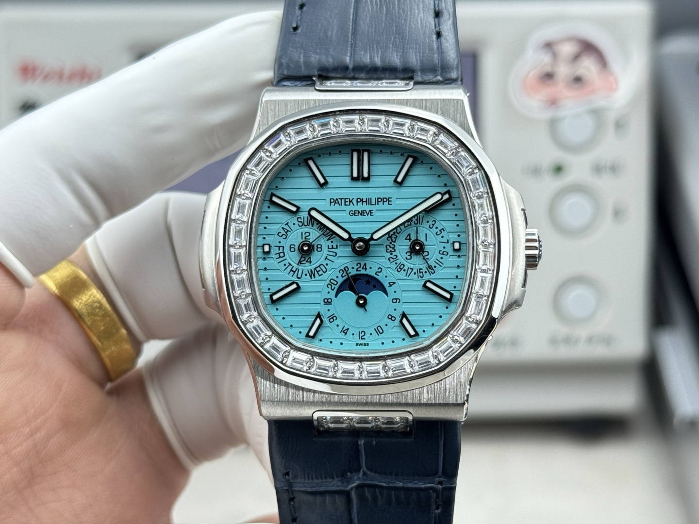 NO:726471,Patek Philippe 57401G-001 - the ultra-complex and multi-functional Nautilus makes its grand debut. It is the first Nautilus complex watch launched so far. It uses ultra-complex craftsmanship to create a casual sports watch. 1 small body and high power 40MM. It has the following functions: the left window displays the year, the right window displays the month, the day of the week at 9 o'clock, the month at 3 o'clock, and the 24-hour and moon phase display panel at 6 o'clock.  2. The movement adopts the Cal. self-winding movement. On the premise of achieving a realistic appearance, the functions are perfectly interpreted. 3. An independent watchmaker who is a modification master, enthusiastically participates in customizing and modifying the dial color, adding an interesting soul to the unique watch!  ,,patek philippe19860909百达翡丽57401G-001--超复杂多功能鹦鹉螺重磅登场,迄今推出的首款Nautilus复杂腕表,以超复杂的工艺技术打造休闲运动腕表. 1小身板大能量40MM 尽揽以下功能∶左边窗口位置显示年份,右边窗口位置显示月份、9点位置处是星期、3点位置处是月份以及6点位置处是24小时与月相显示盘. 2机芯采用版Cal.自动上链机芯,在实现外观的逼真前提下,功能一并完美诠释. 3改装大师独立制表人,倾情参与定制改装表盘颜色,给予独一无二的腕表增添有趣的灵魂！,,patek philippe,Watch