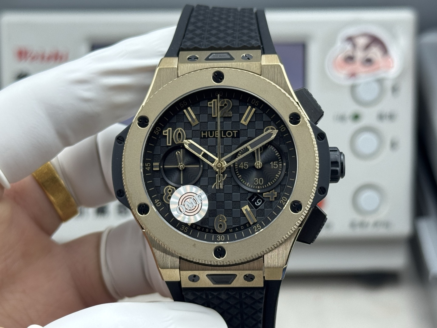 NO:726374,Hublot BIG BANG 431.OM..RX series 20th anniversary commemorative model produced by OMF, the original newly molded 43mm case [the market version is 44mm, which is the case of the old 301.SB.131.RX, with two chronograph buttons that are more prominent. The wrong version] adopts a new design, a more ergonomic case, and more exquisite case details. It has larger polished chamfers, size 43MM~15MM,  The 43 mm wide case has been carefully modified and restored to the same size as the original. It is equipped with a HUB fully automatic mechanical movement, accurately drives the chronograph function, and has a 72-hour power reserve. It interprets the pinnacle of mechanical art with excellent performance. The one-click quick-release fluorine rubber strap allows you to switch the wearing style at will, taking into account comfort and fashion. The strap uses imported fluorine rubber tape, which is more comfortable to wear and feels better. The mirror is made of sapphire glass. -  The sapphire mirror is transparent and anti-glare, unafraid of daily challenges, classic inheritance and innovation. To celebrate the 20th anniversary of Hublot, the BIG BANG series launches a limited edition commemorative model that combines iconic design with cutting-edge watchmaking technology to pay tribute to the breakthrough spirit of the era.19860909OMF出品 宇舶表BIG BANG 431.OM..RX 系列 20周年纪念款,原版新开模43 毫米表壳【市场版本44毫米,是套用旧款 301.SB.131.RX 的壳,两个计时按钮比较突出.不对版】采用全新设计、更符合人体工学的表壳、更精致的表壳细节,它具有较大的抛光倒角, 尺寸 43MM~15MM, 43毫米宽的表壳经过精心修饰,还原了以正品一致尺寸 搭载 HUB 全自动机械机芯,精准驱动计时码表功能,72小时动力储存,以卓越性能诠释机械艺术的巅峰, 一键快拆氟橡胶表带,随心切换佩戴风格,兼顾舒适与潮流感. 表带采用进口氟橡胶胶带,配带起来更加舒服,手感更好,镜面采用蓝宝石玻璃镜面. - 蓝宝石镜面通透防眩,无惧日常挑战,经典传承 · 创新致敬 为庆祝宇舶表20周年荣耀历程,BIG BANG系列推出限量纪念款,融合标志性设计与尖端制表工艺,致敬时代的突破精神.,,Watch