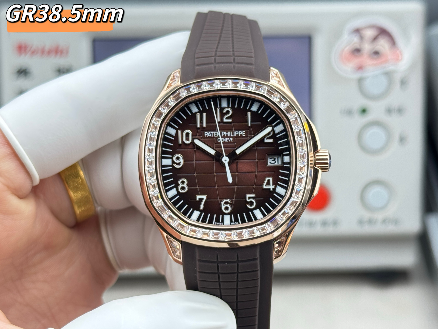 NO:726727,GR factory newly launches 38.8mm grenade upgraded to D color and T square moissanite!  The bezel is upgraded and inlaid with imported D-color T-square moissanite. The lugs are inlaid with imported D-color non-standard special-shaped T-square moissanite. Patek Philippe AQUANAUT series mechanical watches, 5167A/5168G/5167R series watches - exclusively developed and customized by Patek Philippe PATEK  PHILIPPE. Imported and modified 324SC movement, upgraded to improve the shortcomings of the market version, the movement has a functional reserve of up to about 55 hours. The quality is extremely stable, and the bold design of the product in the shape of a grenade shows the dynamic and fashionable charm of the wrist timepiece. It also demonstrates the exploration spirit of men who yearn for distant places, without losing elegance and refinement, highlighting the temperament of Patek Philippe sports watches. [Case]  1. The watch case still retains the rounded octagonal appearance and is made of 904 stainless steel. It is polished and polished to give it a more exquisite and gorgeous design. The material is strong and durable, with a diameter of 38.8mm and a thickness of 8.9mm. 2. The flat parts are polished in line with the original product, the sides are frosted, and the flat part of the bezel is decorated with vertical satin patterns, which not only ensures a beautiful color, but also takes into account wear resistance.  3. The case and lugs are integrally formed, with smooth lines that fit the wrist. 4. The crown is also made of fine steel. The screw-in design ensures the waterproof performance of the watch, and the anti-slip texture design ensures that the watch can be accurately timed, ensuring that every watch is 100% waterproof. [Strap/buckle] The tapes are made of natural 'Tropical' composite rubber material that is consistent with the original product. The waterproof watch strap shows the advantages of composite materials and is comfortable to wear. It is extremely resistant to abrasion, abrasion, seawater corrosion and ultraviolet radiation.  2. A perfect clone of the Aquanaut classic folding clasp, even the very small corners are chamfered to ensure the comfort of the original. [Dial/Hands] Both the dial and hands adopt the same luminous effect as the original. The dial is designed with the inspiration of the earth's network, and the bottom relief pattern is clear and layered, all of which have the same look and feel as the original.  2. The dial scales are all consistent with the original products and use three-dimensional Arabic numeral time scales. Each three-dimensional time scale is made by hand. The time scales and hands are coated with the same Superluminova luminous coating as the original products. The time can be easily read even in the dark. 3. The calendar window of each watch must be horizontally aligned without deflection and obstruction. [Movement]  The movement adopts the exclusively upgraded and customized Patek Philippe Cal. imported modified 324SC movement, which has super stable quality and a power reserve of about 55 hours, basically guaranteeing zero failure. 2. The chamfering of the movement plywood is also impeccable and polished using Swiss craftsmanship. 4. The movements are all finely engraved, clear and not worn, and the texture is the ultimate. GR craftsmanship spirit, focus on quality!  ,,patek philippe19860909GR工厂新推出38.8mm 手雷升级改D色T方莫桑钻！表圈升级镶嵌进口D色T方莫桑钻 表耳 镶嵌进口D色不规格异形T方莫桑钻 百达翡丽AQUANAUT系列机械腕表,5167A/5168G/5167R系列腕表——独家开发定制百达翡丽PATEK PHILIPPE.进口改324SC机芯,升级改善市场版本的不足,机芯功能储蓄长达55小时左右.品质极其稳定,产品以手雷形状大胆的设计,展现腕间时计的动感时尚魅力,也彰显了男士向往远方的探索精神,又不失典雅精致,凸显百达翡丽运动腕表的气质.【表壳】 1.表壳依旧保留圆润的八角形外观,采用904精钢材质打造而成,经抛光润饰,更显精美华丽的设计风格,材质坚固耐用,直径38.8mm,厚度为8.9毫米. 2.平面部分均与正品一致经抛光处理,侧边采用磨砂处理,表圈平面部分饰有垂直缎纹,在保证色泽靓丽的同时,也兼顾耐磨特性. 3.表壳与表耳一体成型,线条流畅,贴合手腕. 4.表冠同样采用精钢材质打造而成,旋入式设计保证腕表防水性能,防滑纹理样式设计保证腕表可以精准校时,保证每一只腕表都做到百分百防水测试.【表带/表扣】 胶带均采用与正品一致的天然“Tropical”复合橡胶材质,防水表带尽显复合材质的优势佩戴舒适,极其耐磨擦、耐磨损、耐海水腐蚀且抗紫外线辐射. 2.完美克隆Aquanaut经典式折叠式表扣,即使在非常细小的拐角处上也做有倒角润饰,确保还原正品般的舒适感.【表盘/指针】 表盘及指针均采用正品一致的夜光效果,表盘以地球网络状灵感设计,底部浮雕图案,层次分明,均与正品一致观感. 2.表盘刻度均与正品一致采用立体阿拉伯数字时标,每个立体时标刻度是纯手工制作而成,时标和指针上都涂了正品一致Superluminova夜光涂层,即使在黑暗中也可以轻松读取时间. 3.日历窗口每一只腕表做到水平正位,不出现偏斜遮挡.【机芯】 机芯采用独家升级定制的百达翡丽Cal.进口改324SC机芯,质量超级稳定,动力储时长达55小时左右,基本做到零故障的保障. 2.机芯夹板的倒角采用瑞士工艺打磨同样无可挑剔. 4.机芯全部精雕刻字,清晰不磨损,纹理做到极致.  GR匠工精神,专注品质！,,patek philippe,Watch