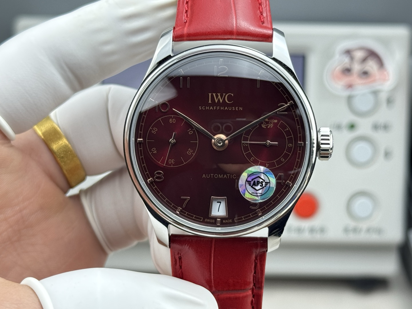 NO:725366,2026 new product/Special model for the Year of the Horse, IWC/GUO Portuguese series seven-day chain watch, integrated hour and minute hands, date, small seconds and dynamic display, watch size  42.3mm/14.1mm, moderate thickness. The case is polished with top-level CNC technology. The lines are clear and smooth. The effect maintains the usual high-end level of APS. The front and rear sapphire mirrors, and the transparency of the front glass coating reaches the extreme. [Movement] Disassembled original 520  10 movement, through a lot of trials and data analysis, the structure can be 80% consistent with the 52010 movement, and the debugging method and feel are 100% synchronized. Restore the authentic style and nearly authentic experience [Strap buckle] Italian calfskin with IWC original grade folding buckle.  Fully intelligent mechanical watch, the automatic knob is specially designed to rotate at one degree, which means that the time will come and run!  Immediate success!  ,,iwc,cowhide198609092026 新品/马年特别款, 万国/GUO葡萄牙系列七日链腕表,集时分针、日期、小秒和动显,腕表尺寸 42.3mm/14.1mm,厚度适中,表壳CNC顶级工艺打磨,线条清晰流畅,效果保持了APS惯有的高级水准.前后蓝宝石镜面,且前侧玻璃镀膜通透度达到极致,【机芯】拆解原装52010机芯,通过大量的尝试和数据分析,实现结构与52010机芯能有80的吻合度,调试方法和手感百分百同步.还原正品风貌,近正品体验【表带扣】意大利小牛皮搭配IWC原装级别折叠扣, 全智能机械表,自动坨特意设计马,度旋转,寓意时来运转！马到功成！,,iwc,cowhide,Watch