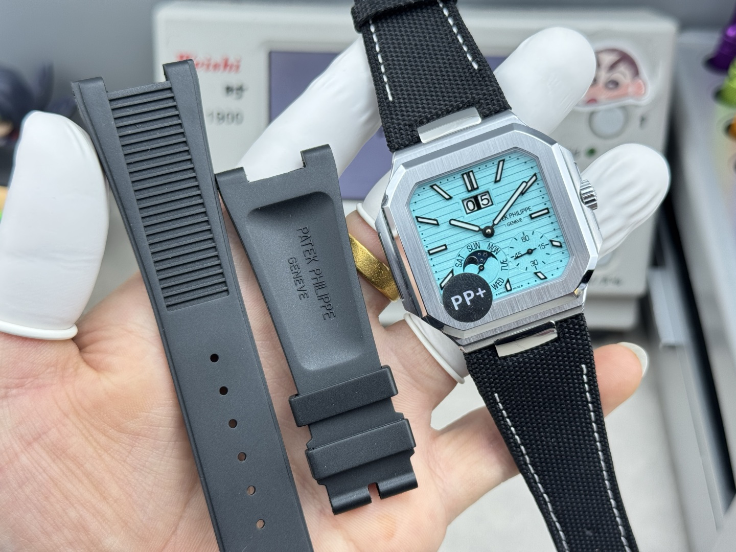 NO:728512,PP+Factory 'New Work to Start the New Year - Free Pair of Tape' In 2026, Patek Philippe launches a new series of CUBITUS 5822-001 platinum watches, with instant jump oversized date, day of the week and moon phase display functions. This Cubitus bracelet and dial are both classic and fashionable, with a perfect balance of elegance and luxury.  Highlights and Features 1 Movement: Manual Pearl Tuo movement and automatic mechanical version, you can choose 2PP+ customized version, order the belt style to get customized tape, first come first served gift, the best luxury recommendation 3 Steel belt: 316L custom-grade ergonomic strap, new buckle style. Belt and tape styles are available in multiple colors 4 Case: White shell electroplated platinum material, brighter color and luster  Eyes, the size is 45mm and the thickness is only 11.8mm, close to the original, which is the diagonal length of the case (i.e. 10 o'clock to 4 o'clock). Because the case is approximately square, the width of the upper and lower sides will be less than this value, so the visual effect is not very great. (Adjust the calendar only after adjusting it to 12 o'clock to avoid calendar jamming! It does not jump to the 1st until the 31st of each month)  Produced by PP+, striving for excellence, welcome to taste!  ,,patek philippe,bracelet19860909PP+Factory “开年新作-赠送胶带一副” 2026百达翡丽重磅推出新系列CUBITUS 5822-001铂金腕表,瞬跳超大日期,星期及月相显示功能. 这款Cubitus手链及表盘,既经典又时尚,优雅与高级感完美平衡. 亮点特色1机芯:手动珍珠陀机芯和自动机械两种版本可选择2PP+定制版本,皮带款式下单送定制胶带,先到先得送礼最佳奢华推荐3钢带:316L定制级人体工程学表带,新扣款式.皮带胶带款式多种颜色可选择4表壳:白壳电镀铂金材质,色泽光感更加亮眼,尺寸45mm毫米厚度仅11.8mm接近原装,为表壳对角线长度(即10点位至4点位),因为表壳近似于方形,上下边的宽度会小于这一数值,所以视觉效果并不是很大.（调日历一定要调到12点后才调整日历,避免卡历！每月是走到31号才跳到1号） PP+出品 精益求精 欢迎品鉴！,,patek philippe,bracelet,Watch