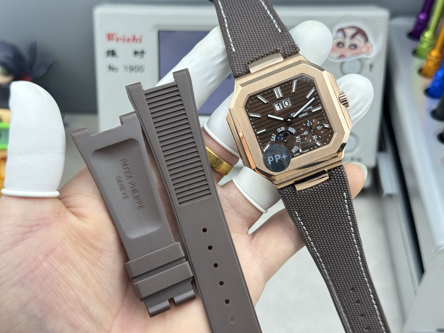 NO:728504,PP+Factory 2026 Patek Philippe launches a new series of CUBITUS 5822-001 platinum watches, with instant jump oversized date, day of the week and moon phase display functions. This Cubitus bracelet and dial are both classic and fashionable, with a perfect balance of elegance and high-end.  Highlights and Features 1 Movement: Manual Pearl Tuo movement and automatic mechanical version, you can choose 2PP+ customized version, order the belt style to get customized tape, first come first served gift, the best luxury recommendation 3 Steel belt: 316L custom-grade ergonomic strap, new buckle style. Belt and tape styles are available in multiple colors 4 Case: White shell electroplated platinum material, brighter color and luster  Eyes, the size is 45mm and the thickness is only 11.8mm, close to the original, which is the diagonal length of the case (i.e. 10 o'clock to 4 o'clock). Because the case is approximately square, the width of the upper and lower sides will be less than this value, so the visual effect is not very great. (Adjust the calendar only after adjusting it to 12 o'clock to avoid calendar jamming! It does not jump to the 1st until the 31st of each month)  Produced by PP+, striving for excellence, welcome to taste!  ,,patek philippe,bracelet19860909PP+Factory 2026百达翡丽重磅推出新系列CUBITUS 5822-001铂金腕表,瞬跳超大日期,星期及月相显示功能. 这款Cubitus手链及表盘,既经典又时尚,优雅与高级感完美平衡. 亮点特色1机芯:手动珍珠陀机芯和自动机械两种版本可选择2PP+定制版本,皮带款式下单送定制胶带,先到先得送礼最佳奢华推荐3钢带:316L定制级人体工程学表带,新扣款式.皮带胶带款式多种颜色可选择4表壳:白壳电镀铂金材质,色泽光感更加亮眼,尺寸45mm毫米厚度仅11.8mm接近原装,为表壳对角线长度(即10点位至4点位),因为表壳近似于方形,上下边的宽度会小于这一数值,所以视觉效果并不是很大.（调日历一定要调到12点后才调整日历,避免卡历！每月是走到31号才跳到1号） PP+出品 精益求精 欢迎品鉴！,,patek philippe,bracelet,Watch