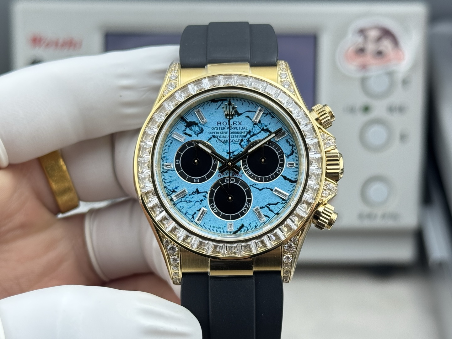 NO:741761,The '152g' turquoise Daytona produced by N+ N+ cost-effective weighted Daytona 1 uses 904L fine steel casing with internal weights, and refuses to thicken the bottom cover and not use a full tungsten steel case!  Promise not to peel off, not fade, can be refilled with gold!  The only one on the market!  Infinitely close to the original. The diameter of the watch matches the original gold size 40MM, thickness 12.1MM!  The bottom of the case is embossed with four original precious metal stamps!  2 Regardless of the cost, match the substitute dial, hands, and high-transparent sapphire glass mirror!  The ceramic ring scale is coated with platinum filler, which will not turn black or blurry!  The dial and hands are made of luminous filling powder imported from Switzerland, matching the ice sapphire blue luminous color, which is long-lasting and bright!  Paired with a rubber strap containing memory steel, an integrated buckle made of 904L stainless steel, and an original push-pull pulley technology synchronized internally!  3 There are two options for the high-end version. 1. The old Daytona is equipped with an integrated movement. 2. The new Daytona is equipped with an integrated movement 4131. The power reserve of the movement is 72 hours + N+ factory focuses on high quality - conscience price - to satisfy you who pursue perfection!  Welcome to taste~,,gold19860909N+出品的“152克”绿松石迪通拿 N+ 性价比配重迪通拿 1采用904L精钢包壳内部配重,拒绝底盖加厚加重、非全钨钢材质表壳！承诺不掉皮不掉色可重复包金！市面独一家！无限接近原装.表径对版原装黄金尺寸40MM,厚度12.1MM！表壳底部均压印对版原装四个贵金属印记！ 2不计成本搭配代用表盘、指针、高透蓝宝石玻璃镜面！陶瓷圈口刻度采用白金填充物涂层,不发黑不模糊！表盘、指针均采用瑞士进口夜光填充粉,对版冰宝蓝夜光颜色,持久光亮！搭配内含记忆钢片橡胶表带,904L精钢打造一体表扣,内部同步原装推拉滑轮技术！ 3高配版本有两个选择 1老款迪通拿搭载一体机芯. 2新款迪通拿则搭载4131一体机芯.机芯动力储备72小时+ N+ factory主打高品质--良心价--满足追求完美的你！欢迎品鉴～,,gold,Watch