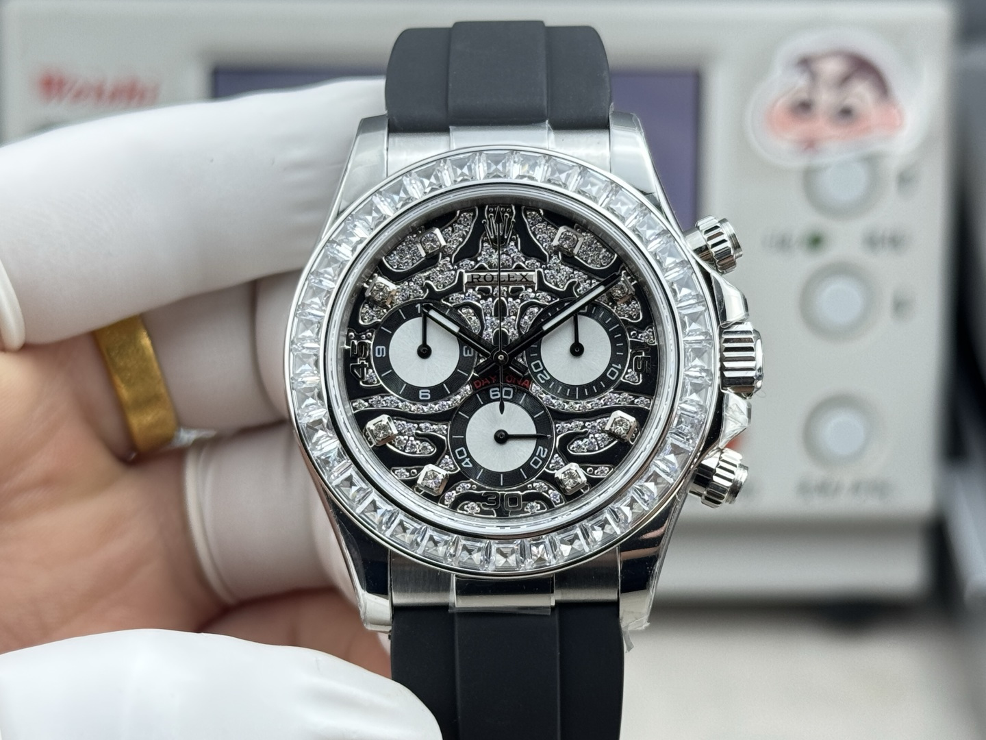 NO:741762,The '153g' Tiger Di N+ cost-effective counterweight Daytona 1 produced by N+ uses 904L fine steel casing with internal counterweight, and refuses to thicken the bottom cover and not use a full tungsten steel case!  Promise not to peel off, not fade, can be refilled with gold!  The only one on the market!  Infinitely close to the original. The diameter of the watch matches the original gold size 40MM, thickness 12.1MM!  The bottom of the case is embossed with four original precious metal stamps!  2 Regardless of the cost, match the substitute dial, hands, and high-transparent sapphire glass mirror!  The ceramic ring scale is coated with platinum filler, which will not turn black or blurry!  The dial and hands are made of luminous filling powder imported from Switzerland, matching the ice sapphire blue luminous color, which is long-lasting and bright!  Paired with a rubber strap containing memory steel, an integrated buckle made of 904L stainless steel, and an original push-pull pulley technology synchronized internally!  3 There are two options for the high-end version. 1. The old Daytona is equipped with an integrated movement. 2. The new Daytona is equipped with an integrated movement 4131. The power reserve of the movement is 72 hours + N+ factory focuses on high quality - conscience price - to satisfy you who pursue perfection!  Welcome to taste~,,gold19860909N+出品的“153克”老虎迪 N+ 性价比配重迪通拿 1采用904L精钢包壳内部配重,拒绝底盖加厚加重、非全钨钢材质表壳！承诺不掉皮不掉色可重复包金！市面独一家！无限接近原装.表径对版原装黄金尺寸40MM,厚度12.1MM！表壳底部均压印对版原装四个贵金属印记！ 2不计成本搭配代用表盘、指针、高透蓝宝石玻璃镜面！陶瓷圈口刻度采用白金填充物涂层,不发黑不模糊！表盘、指针均采用瑞士进口夜光填充粉,对版冰宝蓝夜光颜色,持久光亮！搭配内含记忆钢片橡胶表带,904L精钢打造一体表扣,内部同步原装推拉滑轮技术！ 3高配版本有两个选择 1老款迪通拿搭载一体机芯. 2新款迪通拿则搭载4131一体机芯.机芯动力储备72小时+ N+ factory主打高品质—良心价—满足追求完美的你！欢迎品鉴～,,gold,Watch