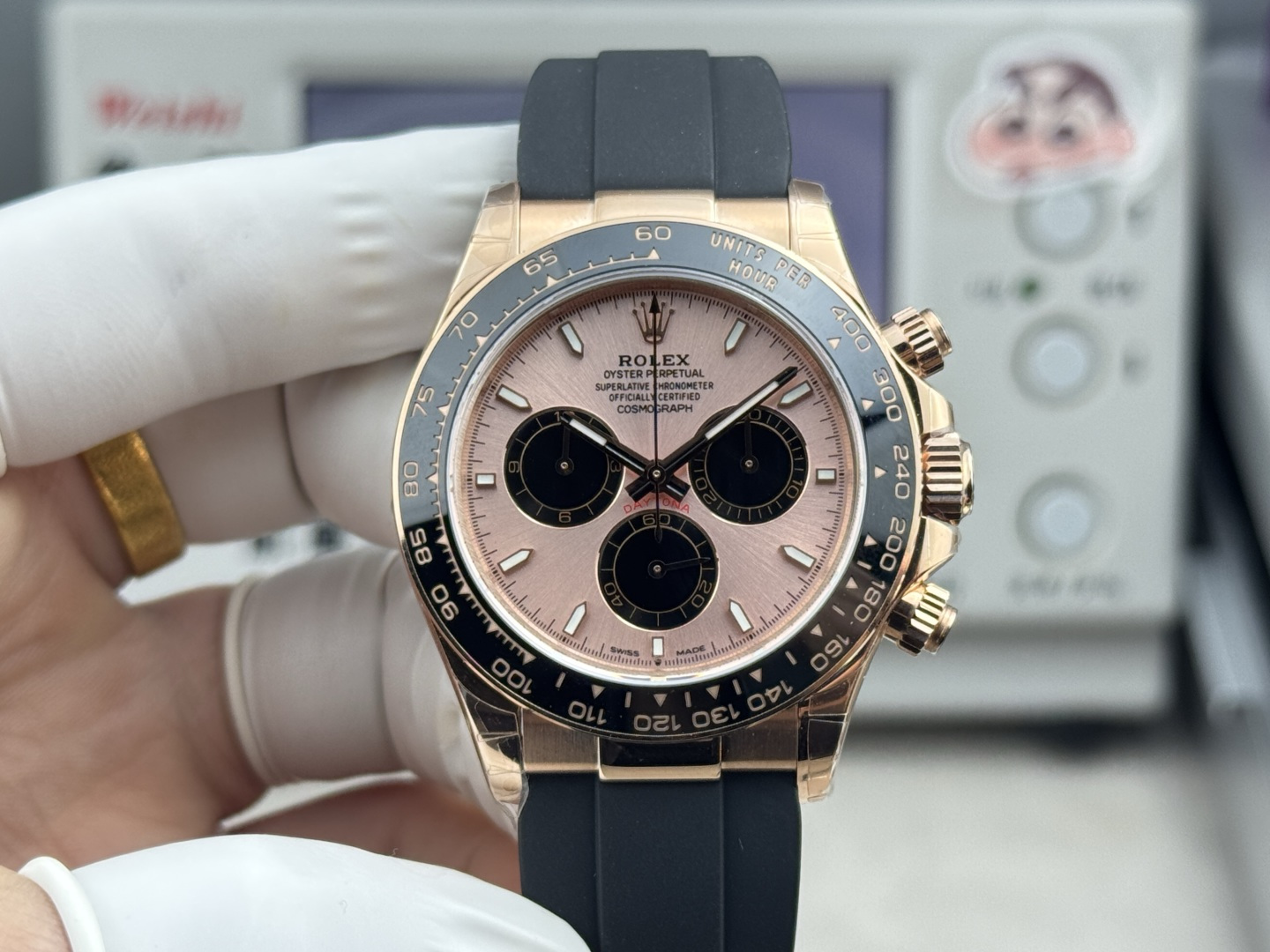 NO:741751,N+ produces the '153g' counterweighted version - 'Beisao' counterweighted Daytona, cost-effective counterweighted Daytona 1. It uses 904L fine steel casing with internal counterweights. It refuses to thicken the bottom cover and not use a full tungsten steel case!  Promise not to peel off, not fade, can be refilled with gold!  The only one on the market!  Infinitely close to the original. The diameter of the watch matches the original gold size 40MM, thickness 12.1MM!  The bottom of the case is embossed with four original precious metal stamps!  2 Regardless of the cost, match the substitute dial, hands, and high-transparent sapphire glass mirror!  The ceramic ring scale is coated with platinum filler, which will not turn black or blurry!  The dial and hands are made of luminous filling powder imported from Switzerland, matching the ice sapphire blue luminous color, which is long-lasting and bright!  Paired with a rubber strap containing memory steel, an integrated buckle made of 904L stainless steel, and an original push-pull pulley technology synchronized internally!  3 There are two options for the high-end version. 1. The old Daytona is equipped with an integrated movement. 2. The new Daytona is equipped with an integrated movement 4131. The power reserve of the movement is 72 hours + N+ factory focuses on high quality - conscience price - to satisfy you who pursue perfection!  Welcome to taste~,,gold19860909N+出品“153克”配重版-“贝嫂” 配重迪通拿,性价比配重迪通拿 1采用904L精钢包壳内部配重,拒绝底盖加厚加重、非全钨钢材质表壳！承诺不掉皮不掉色可重复包金！市面独一家！无限接近原装.表径对版原装黄金尺寸40MM,厚度12.1MM！表壳底部均压印对版原装四个贵金属印记！ 2不计成本搭配代用表盘、指针、高透蓝宝石玻璃镜面！陶瓷圈口刻度采用白金填充物涂层,不发黑不模糊！表盘、指针均采用瑞士进口夜光填充粉,对版冰宝蓝夜光颜色,持久光亮！搭配内含记忆钢片橡胶表带,904L精钢打造一体表扣,内部同步原装推拉滑轮技术！ 3高配版本有两个选择 1老款迪通拿搭载一体机芯. 2新款迪通拿则搭载4131一体机芯.机芯动力储备72小时+ N+ factory主打高品质—良心价—满足追求完美的你！欢迎品鉴～,,gold,Watch