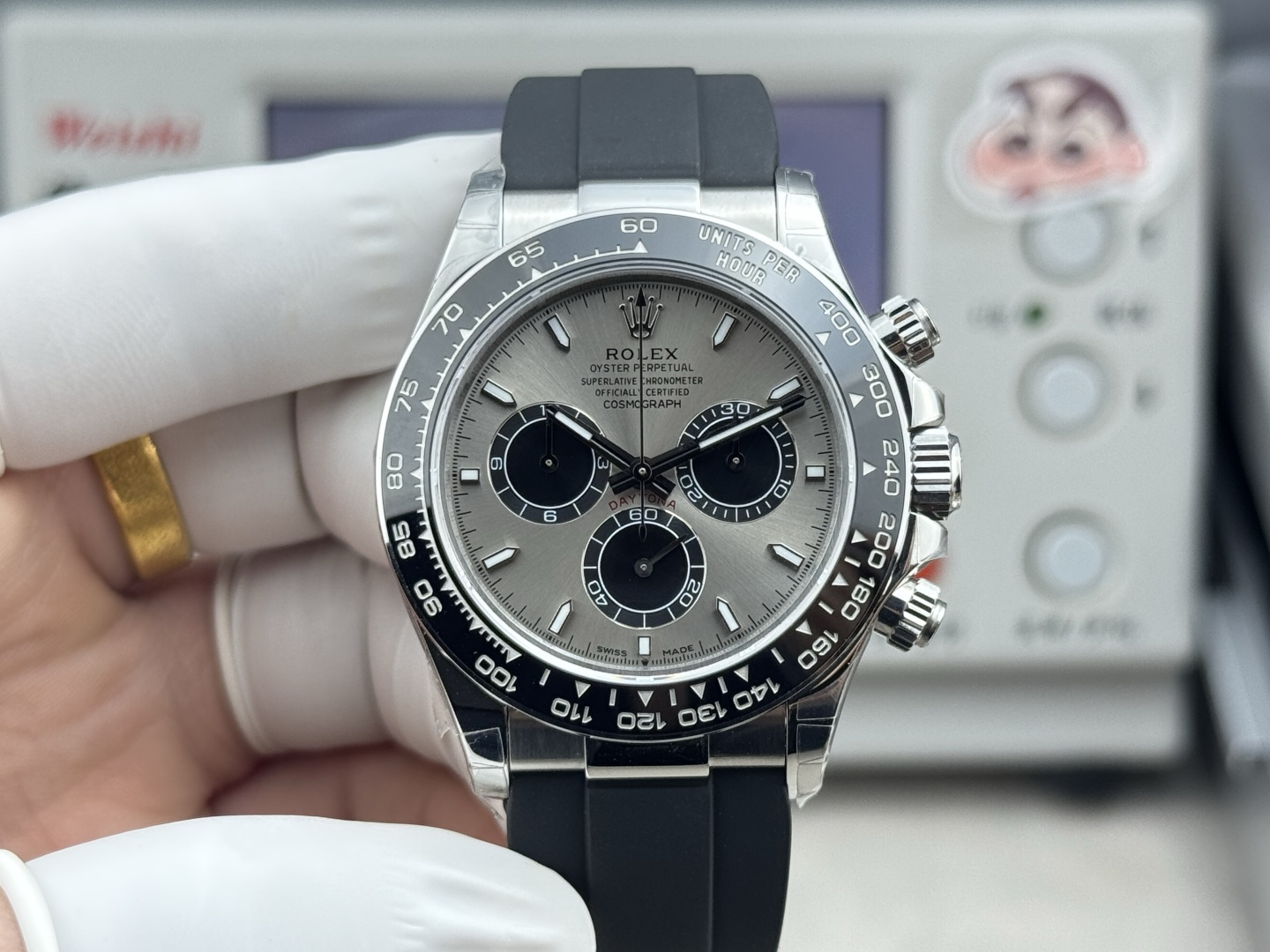 NO:741754,N+ produces the '153g' counterweighted version - 'cement gray' counterweighted Daytona, cost-effective counterweighted Daytona 1. It uses 904L fine steel casing with internal counterweights. It refuses to thicken the bottom cover and not use a full tungsten steel case!  Promise not to peel off, not fade, can be refilled with gold!  The only one on the market!  Infinitely close to the original. The diameter of the watch matches the original gold size 40MM, thickness 12.1MM!  The bottom of the case is embossed with four original precious metal stamps!  2 Regardless of the cost, match the substitute dial, hands, and high-transparent sapphire glass mirror!  The ceramic ring scale is coated with platinum filler, which will not turn black or blurry!  The dial and hands are made of luminous filling powder imported from Switzerland, matching the ice sapphire blue luminous color, which is long-lasting and bright!  Paired with a rubber strap containing memory steel, an integrated buckle made of 904L stainless steel, and an original push-pull pulley technology synchronized internally!  3 There are two options for the high-end version. 1. The old Daytona is equipped with an integrated movement. 2. The new Daytona is equipped with an integrated movement 4131. The power reserve of the movement is 72 hours + N+ factory focuses on high quality - conscience price - to satisfy you who pursue perfection!  Welcome to taste~,,gold19860909N+出品“153克”配重版-“水泥灰” 配重迪通拿,性价比配重迪通拿 1采用904L精钢包壳内部配重,拒绝底盖加厚加重、非全钨钢材质表壳！承诺不掉皮不掉色可重复包金！市面独一家！无限接近原装.表径对版原装黄金尺寸40MM,厚度12.1MM！表壳底部均压印对版原装四个贵金属印记！ 2不计成本搭配代用表盘、指针、高透蓝宝石玻璃镜面！陶瓷圈口刻度采用白金填充物涂层,不发黑不模糊！表盘、指针均采用瑞士进口夜光填充粉,对版冰宝蓝夜光颜色,持久光亮！搭配内含记忆钢片橡胶表带,904L精钢打造一体表扣,内部同步原装推拉滑轮技术！ 3高配版本有两个选择 1老款迪通拿搭载一体机芯. 2新款迪通拿则搭载4131一体机芯.机芯动力储备72小时+ N+ factory主打高品质—良心价—满足追求完美的你！欢迎品鉴～,,gold,Watch
