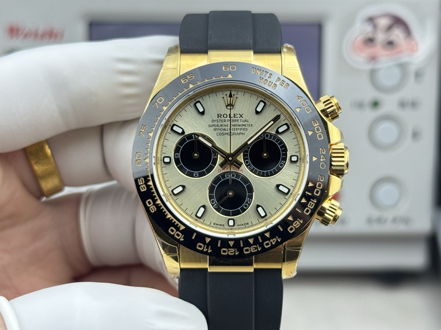 NO:741756,N+ produces the '153g' counterweighted version - 'Shawn Yue' counterweighted Daytona, cost-effective counterweighted Daytona 1. It uses 904L fine steel casing with internal counterweight, and refuses to thicken the bottom cover and not use a full tungsten steel case!  Promise not to peel off, not fade, can be refilled with gold!  The only one on the market!  Infinitely close to the original. The diameter of the watch matches the original gold size 40MM, thickness 12.1MM!  The bottom of the case is embossed with four original precious metal stamps!  2 Regardless of the cost, match the substitute dial, hands, and high-transparent sapphire glass mirror!  The ceramic ring scale is coated with platinum filler, which will not turn black or blurry!  The dial and hands are made of luminous filling powder imported from Switzerland, matching the ice sapphire blue luminous color, which is long-lasting and bright!  Paired with a rubber strap containing memory steel, an integrated buckle made of 904L stainless steel, and an original push-pull pulley technology synchronized internally!  3 There are two options for the high-end version. 1. The old Daytona is equipped with an integrated movement. 2. The new Daytona is equipped with an integrated movement 4131. The power reserve of the movement is 72 hours + N+ factory focuses on high quality - conscience price - to satisfy you who pursue perfection!  Welcome to taste~,,gold19860909N+出品“153克”配重版-“余文乐” 配重迪通拿,性价比配重迪通拿 1采用904L精钢包壳内部配重,拒绝底盖加厚加重、非全钨钢材质表壳！承诺不掉皮不掉色可重复包金！市面独一家！无限接近原装.表径对版原装黄金尺寸40MM,厚度12.1MM！表壳底部均压印对版原装四个贵金属印记！ 2不计成本搭配代用表盘、指针、高透蓝宝石玻璃镜面！陶瓷圈口刻度采用白金填充物涂层,不发黑不模糊！表盘、指针均采用瑞士进口夜光填充粉,对版冰宝蓝夜光颜色,持久光亮！搭配内含记忆钢片橡胶表带,904L精钢打造一体表扣,内部同步原装推拉滑轮技术！ 3高配版本有两个选择 1老款迪通拿搭载一体机芯. 2新款迪通拿则搭载4131一体机芯.机芯动力储备72小时+ N+ factory主打高品质—良心价—满足追求完美的你！欢迎品鉴～,,gold,Watch