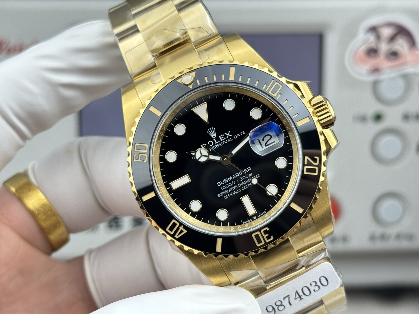 NO:754861,BJ Factory 18k gold-filled watch BJ Factory launches the 18k gold-filled version of the Submariner (Submariner) 40MM/41MM series. Exclusive craftsmanship, color matching, and top-notch workmanship; in one step, say goodbye to the trouble of fading.  1: BJ Factory exclusively uses the IP vacuum gold coating process to use high-speed deposition of ionized metal particles in a vacuum environment to form a dense and highly adhesive gold plating layer. It is different from the ordinary electroplating version of other letter factories (fast oxidation speed, serious color fading problem) to solve all defects in the currency on the market.  2: The entire watch made by BJ factory is made of 904L steel, which has the advantages of 'corrosion resistance in extreme environments, long-term use resistance, and appearance and texture resistance to aging'. The gold parts of the straps are synchronized with the original side without white leakage. This is different from other letter factories on the market, which have defects such as white leakage on the side and wrong version.  3: BJ Factory’s exclusive customized dial base uses brass as the basic material, and the surface is formed into a black or blue paint surface through the enamel process. The black dial of the Jianjin Black Ghost is sintered through multiple layers of enamel glaze, showing a delicate matte texture; the blue dial of the Jianjin Blue Ghost is achieved by adjusting the glaze formula to achieve a deep blue tone. The scale pointer is filled with imported luminous powder (ice sapphire blue lasting luminous). The special-grade process polishes the pointer surface to be sharp and neat without burrs.  4: BJ Factory is equipped with a customized version of JH-Cal./JH-Cal. paramagnetic blue hairspring movement, high-performance cushioning device, kinetic energy reserve of 72 hours + BJ Factory is a high-quality product that has been imitated, and the details are easy to pick out!  Completely solves the pain points of most submarines (submariners) on the market, only born for the ultimate—BJ Factory,,gold plating19860909BJ Factory 18k包金腕表 BJ厂推出18k包金版潜航者型（水鬼）40MM/41MM系列 独家工艺、对版颜色、顶级做工；一步到位,告别褪色烦恼 1:BJ厂独家使用IP真空包金工艺在真空环境中利用离子化金属粒子的高速沉积,形成致密且附着力强的镀金层.区别其它字母厂普通电镀版本（氧化速度快、掉色问题严重）解决市面通货出现的所有瑕疵问题 2:BJ厂整表采用904L钢材打造,呈现“极端环境耐腐、长期使用耐造、外观质感耐老”的优点表带间金部分同步原装侧不漏白区别市面其它字母厂侧边漏白不对版的瑕疵问题 3:BJ厂独家定制表盘基底采用黄铜作为基础材料,表面通过搪瓷工艺形成黑色或蓝色漆面.间金黑鬼黑色表盘通过多层搪瓷釉料烧结而成,呈现细腻的哑光质感；间金蓝鬼的蓝色表盘则通过釉料配方调整实现深邃的蓝色调刻度指针填满进口夜光粉（冰宝蓝持久夜光）特级工艺打磨指针切面锋利整齐无毛刺 4:BJ厂搭载定制版JH—Cal./JH—Cal.顺磁性蓝色游丝机芯,高性能缓震装置,动能储备72小时+ BJ厂均为精品,一直被模仿,细节随便抠！彻底解决市面上大部分潜航者（水鬼）痛点,只为极致而生—BJ Factory,,gold plating,Watch
