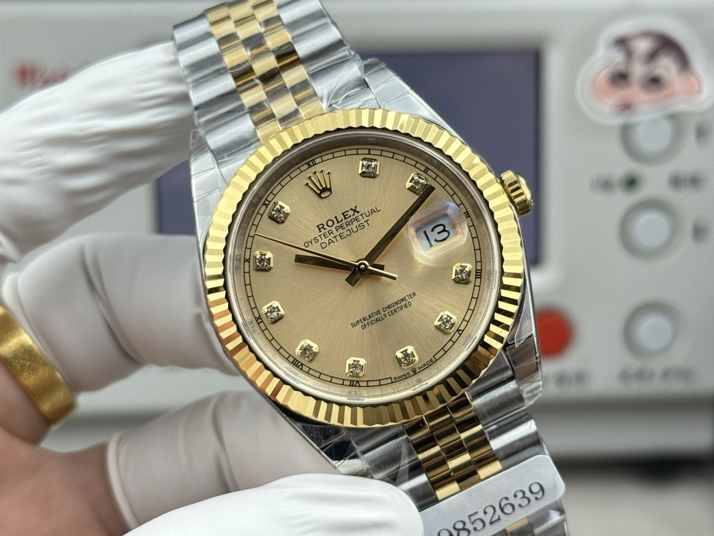 NO:754868,BJ Factory 18k gold-filled watch BJ Factory launches 18k gold-filled version of Datejust 41MM series. Exclusive craftsmanship, matching color, top-notch workmanship; one step to get it right, say goodbye to fading troubles. 1: BJ Factory exclusively uses IP vacuum gold-plating process to use the high-speed deposition of ionized metal particles in a vacuum environment to form a dense and adherent gold-plated layer. It is different from the ordinary electroplating version of other letter factories (fast oxidation speed, serious fading problem) to solve all defects in the market currency.  2: The entire watch made by BJ factory is made of 904L steel, which has the advantages of 'corrosion resistance in extreme environments, long-term use resistance, and appearance and texture resistance to aging'. The gold parts of the straps are synchronized with the original side without white leakage. This is different from other letter factories on the market, which have defects such as white leakage on the side and wrong version.  3: The BJ factory assembles a dial made of the same original brass material. The precision brushing technology forms a radial texture on the brass surface to enhance the light reflection. The diamond-engraved series is inlaid with top-grade artificially cultivated diamonds and the scales are filled with imported luminous powder (ice sapphire blue lasting luminous). Special-grade polished pointer surfaces are sharp and neat without burrs. 4: The BJ factory is equipped with a customized version of JH-Cal. Paramagnetic blue hairspring movement, high-performance cushioning device, kinetic energy reserve of 72 hours+  BJ factories are all high-quality products and have been imitated all the time, and the details are easy to pick out!  Completely solves most of the pain points of logging on the market, just for the ultimate—BJ Factory,,gold plating19860909BJ Factory 18k包金腕表 BJ厂推出18k包金版日志型41MM系列 独家工艺、对版颜色、顶级做工；一步到位,告别褪色烦恼 1:BJ厂独家使用IP真空包金工艺在真空环境中利用离子化金属粒子的高速沉积,形成致密且附着力强的镀金层.区别其它字母厂普通电镀版本（氧化速度快、掉色问题严重）解决市面通货出现的所有瑕疵问题 2:BJ厂整表采用904L钢材打造,呈现“极端环境耐腐、长期使用耐造、外观质感耐老”的优点表带间金部分同步原装侧不漏白区别市面其它字母厂侧边漏白不对版的瑕疵问题 3:BJ厂装配同原装黄铜材质打造的表盘,工艺细节精密拉丝技术在黄铜表面形成放射状纹理,增强光线反射层次感钻刻系列镶嵌顶级人工培育钻刻度填满进口夜光粉（冰宝蓝持久夜光）特级工艺打磨指针切面锋利整齐无毛刺 4:BJ厂搭载定制版JH—Cal.顺磁性蓝色游丝机芯,高性能缓震装置,动能储备72小时+ BJ厂均为精品,一直被模仿,细节随便抠！彻底解决市面上大部分日志痛点,只为极致而生—BJ Factory,,gold plating,Watch