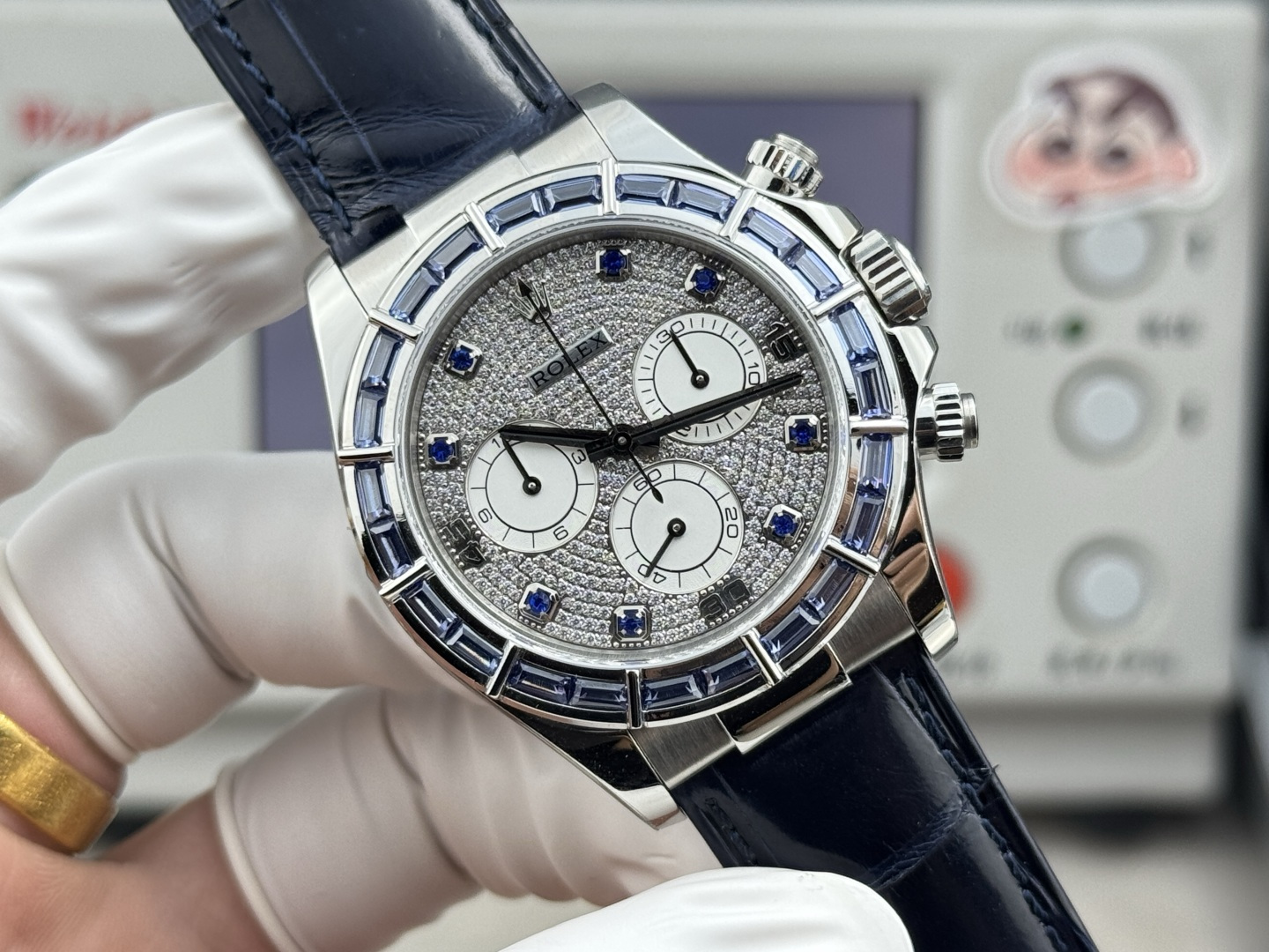 NO:754900,Rolex 'Sapphire Daytona' 116589SACI Modification Case 24 sapphires with gypsophila blue diamond engraving, crocodile leather strap, diamonds as the curtain, blue as the rhyme, the small size of the wrist hides the brilliance of the world,, rolex, crocodile skin19860909劳力士“蓝宝石迪通拿”116589SACI 改装案例 24颗蓝宝石搭配满天星蓝钻刻 鳄鱼皮表带 以钻为幕 以蓝为韵 腕间方寸 藏尽世间璀璨,,rolex,crocodile skin,Watch