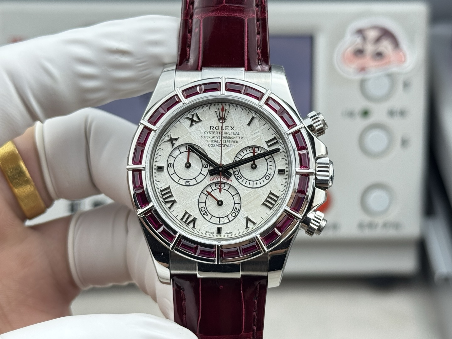 NO:754891,The new Rolex 'Ruby Daytona' Roman meteorite face is matched with 24 rubies, burgundy crocodile skin, with meteorites as the face and flames as the ring. The romance of the universe and the edge of time are hidden in the wrist,,rolex,crocodile skin19860909全新劳力士“红宝石迪通拿”罗马陨石面搭配24颗红宝石 酒红色鳄鱼皮 星陨为面 烈焰为环. 腕间藏着宇宙的浪漫与时间的锋芒,,rolex,crocodile skin,Watch