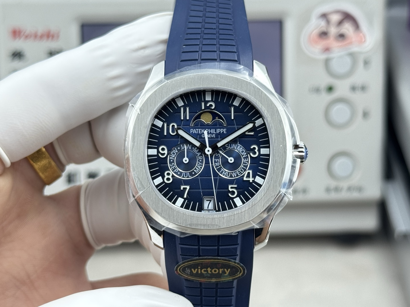 NO:755333,The latest model in 2026, the highest version of the Victory factory, the Patek Philippe Grenade Aquanaut series launches the first newly added convenient and practical complex function watch 5261-001 Smiling Thunder King, suitable for men and women, watch size 39.9mm, original version, the only version, all-in-one movement, non-stop time adjustment, one-piece original buckle, deep steel stamping process, consistent with the original version, first-class details, quality assurance!  1. The original matching fluororubber strap is molded, and the customized fluororubber strap is soft and skin-friendly, with upgraded anti-wear and durability; the folding clasp can be adjusted with one click, and the back of the buckle is printed with a clear logo mark of precious metal, and the scale logo in the outline of the St. Bernard dog head. Au numbers. PPC logo, sapphire glass, seamless switching between business and leisure, interpretation of elegance and accompanying, 2. The movement adopts the official all-in-one movement, the ultra-thin process movement is stable, automatic winding, and the left balance wheel position is matched!  3 The original four-window partition display system of intelligent time control (date at 6 o'clock/moon phase at 12 o'clock, day of the week/month at 3/9 o'clock), bid farewell to cumbersome adjustments, and make daily wear leisurely. It adopts the latest double-press butterfly buckle of original PP.  The case and bezel adopt the iconic arc-shaped octagonal shape, combined with contrasting polishing and satin treatments. The gray-blue dial and strap are decorated with Aquanaut embossed patterns, Arabic numerals and baton-style hands, all covered with white fluorescent coating, look for Victory's only version quality assurance,,,patek philippe198609092026最新款 , Victory厂最高版本 百达翡丽 手雷 Aquanaut系列 推出首款新增便捷实用的复杂功能腕表 5261-001 笑脸雷王,男女适配,腕表尺寸39.9mm对版原装,唯一对版版本,正一体机机芯,调时不停秒,正一体式原装表扣,深钢印工艺,原版一致,细节一流,品质保证！ 1 原装对版氟橡胶带开模,定制氟橡胶表带柔软亲肤,抗磨耐用性升级；折叠式表扣一键调节,扣子背面打印贵金属清晰标识印记,圣伯纳狗头轮廓内天平标识.Au数字.PPC标志,蓝宝石玻璃,商务休闲无缝切换,诠释优雅随行, 2 机芯采用正一体机机芯对版官方机芯,超薄工艺机芯稳定,自动上弦,左摆轮位置对版！ 3 智控时间独创四窗分区显示系统（日期6点位/月相12点位,星期/月份3/9点位）,告别调校繁琐,日常佩戴从容不迫,采用原装PP最新式双按蝶扣, 表壳及表圈采用标志性的圆弧八角形造型,结合对比鲜明的抛光与缎纹处理.灰蓝色表盘及表带饰有Aquanaut浮雕图案,阿拉伯字块及巴顿式指针,均覆以白色荧光涂层,认准Victory唯一对版版本品质保证,,,patek philippe,Watch