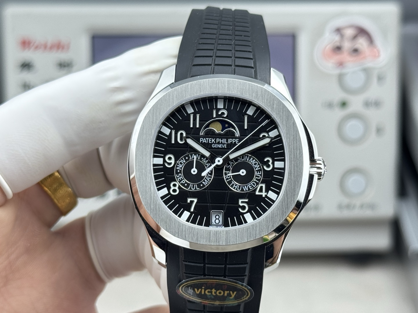 NO:754925,The latest Victory factory, first go to see the original, and then come here to sell one to one, the latest version of the highest version [celebration] PP Patek Philippe Grenade Aquanaut series launches the first new convenient and practical complex function watch 5261-001 Smiling Thunder King  [Bomb] Suitable for men and women, the watch size is 39.9mm, the original version, the only version, all-in-one movement, non-stop time adjustment, one-piece original buckle, deep steel stamping process, the same as the original version, first-class details, quality assurance!  1 The original matching fluororubber strap is molded, comfortable to wear, and adaptable all day long. The customized fluororubber strap is soft and skin-friendly, with upgraded anti-wear and durability; the folding clasp can be adjusted with one click, and the back of the clasp is printed with a clear logo mark of precious metal, the scale logo in the outline of the St. Bernard dog head. Au750 number. PPC logo, sapphire glass, seamless switching between business and leisure, interpreting the wearing philosophy of 'elegant and easy to go' 2  The movement adopts an all-in-one movement that matches the official movement. The ultra-thin craft movement is stable, self-winding, and the left balance wheel position is matched!  3 The original four-window partition display system of intelligent time control (date at 6 o'clock/moon phase at 12 o'clock, day of the week/month at 3/9 o'clock), bid farewell to cumbersome adjustments, and make daily wear leisurely. It adopts the latest double-press butterfly buckle of original PP.  The case and bezel adopt the iconic arc-shaped octagonal shape, combined with contrasting polishing and satin treatments. The gray-blue dial and strap are decorated with Aquanaut embossed patterns, Arabic numerals and Patton-style hands, all covered with white fluorescent coating, which makes reading clear at a glance. Look for Victory factory quality, and every watch has a card.  For the best luxury gift recommendation, please look for Victory's exclusive quality integrated movement, which can adjust the time without stopping seconds, integrated clasp, first-class details, deep steel stamping process, the only version, quality assurance, patek philippe19860909最新Victory厂,先去原装看看,再过来卖一比一,最高版本最新款[庆祝] PP 百达翡丽 手雷 Aquanaut系列 推出首款新增便捷实用的复杂功能腕表 5261-001 笑脸雷王 [炸弹]男女适配,腕表尺寸39.9mm对版原装,唯一对版版本,正一体机机芯,调时不停秒,正一体式原装表扣,深钢印工艺,原版一致,细节一流,品质保证！ 1 原装对版氟橡胶带开模,舒适佩戴,全天适配,定制氟橡胶表带柔软亲肤,抗磨耐用性升级；折叠式表扣一键调节,扣子背面打印贵金属清晰标识印记,圣伯纳狗头轮廓内天平标识.Au750数字.PPC标志,蓝宝石玻璃,商务休闲无缝切换,诠释“优雅随行”的佩戴哲学 2 机芯采用正一体机机芯对版官方机芯,超薄工艺机芯稳定,自动上弦,左摆轮位置对版！ 3 智控时间独创四窗分区显示系统（日期6点位/月相12点位,星期/月份3/9点位）,告别调校繁琐,日常佩戴从容不迫,采用原装PP最新式双按蝶扣, 表壳及表圈采用标志性的圆弧八角形造型,结合对比鲜明的抛光与缎纹处理.灰蓝色表盘及表带饰有Aquanaut浮雕图案,阿拉伯字块及巴顿式指针,均覆以白色荧光涂层,读时一目了然.认准Victory厂质量,一表一卡 送礼最佳奢华推荐请认准Victory独家品质正一体机机芯,调时不停秒,正一体机式表扣,细节一流,深钢印工艺,唯一对版版本,品质保证,,patek philippe,Watch