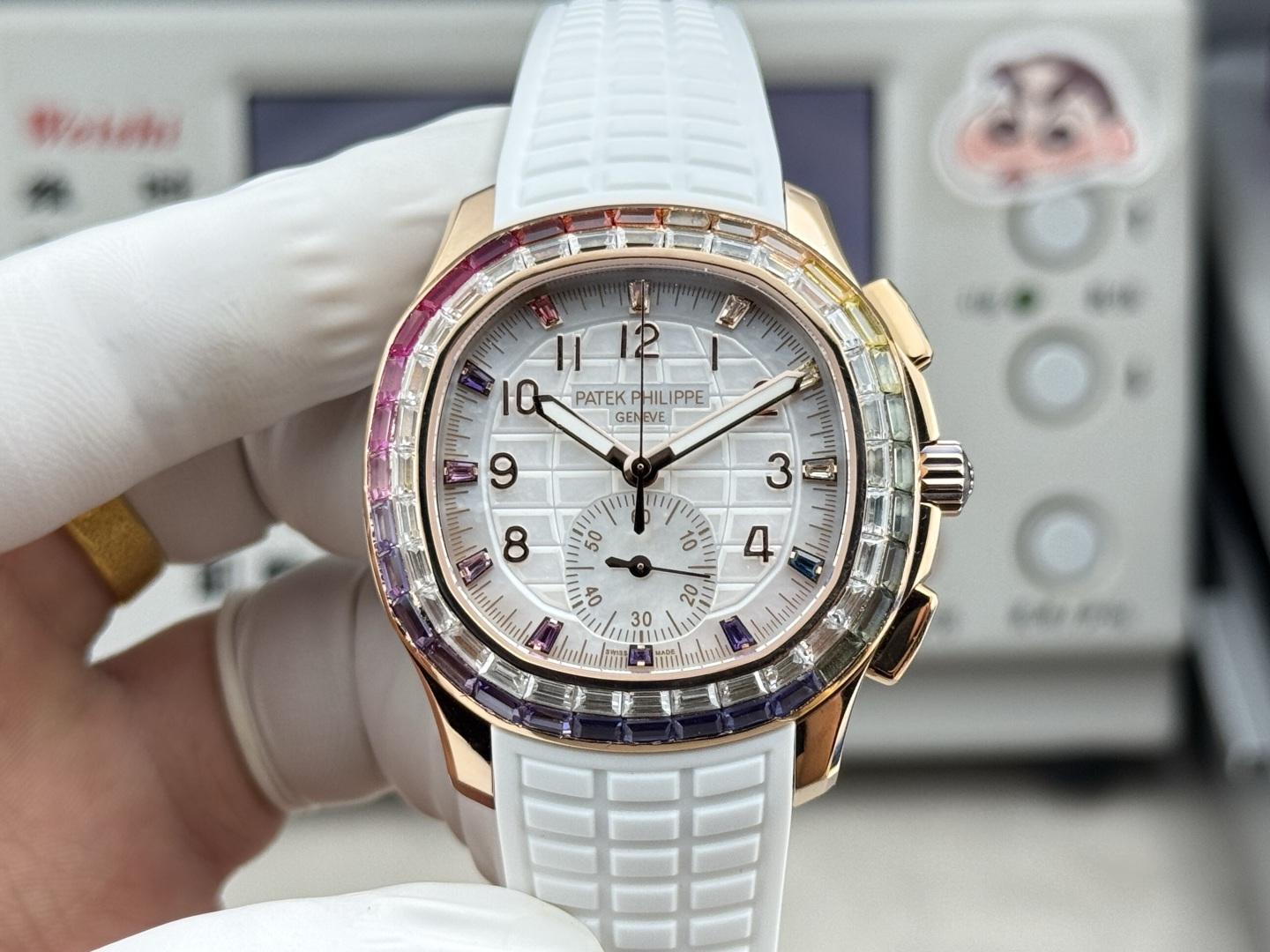 NO:822317,PPM Mods, Patek Philippe Aquanaut Luce-'Rainbow' chronograph watch!  The Aquanaut Luce 'Rainbow' chronograph watch is specially designed for dynamic and modern neutrals. It is crafted from rose gold and is decorated with baguette diamonds and colored sapphires using invisible setting technology to shine with rainbow brilliance. Movement: 'Dandong' modified CH28 self-winding mechanical movement. White mother-of-pearl dial, engraved with Aquanaut relief pattern, long colored sapphire hour markers and gold three-dimensional numerals.  The diameter is 39.9 mm from 10 o'clock to 4 o'clock (the same as the original). The ring is made of 'rhinestone protection'. Original: 40 colored sapphires 2.31 carats (bezel). 40 diamonds 2.05 carats (bezel). 12 colored sapphires 0.31 carats (hour markers). 10 diamonds 0.36 carats (folding clasp).  A total of 52 long-shaped colored sapphires (2.62 carats) and 50 long-shaped diamonds (2.41 carats). Strap/buckle: composite material strap, patented diamond folding clasp. The PPM team purchased the original and took 10 months to re-engrav it. It is a sincere work.,,patek philippe19860909PPM Mods,百达翡丽Aquanaut Luce-“彩虹”计时腕表！ Aquanaut Luce“彩虹”计时腕表专为充满活力的现代中性设计,选用玫瑰金材质匠心打造,并运用隐形镶嵌技艺镶饰长形钻石与彩色蓝宝石,绽放彩虹光彩. 机芯:采用“丹东”改CH28自动上弦机械机芯. 白色珍珠母贝表盘,镌刻Aquanaut浮雕图案,长形彩色蓝宝石时标和金质立体字块. 直径10时至4时位置39.9毫米（原装一致） 圈口采用“水钻防制”原装的:40颗彩色蓝宝石2.31克拉（表圈）. 40颗钻石2.05克拉（表圈）. 12颗彩色蓝宝石0.31克拉（时标）. 10颗钻石0.36克拉（折叠式表扣）. 共计52颗长形彩色蓝宝石（2.62克拉）以及50颗长形钻石（2.41克拉）. 表带/表扣:复合材质表带,专利镶钻折叠式表扣. PPM团队购置原装耗时10个月复刻,精诚之作.,,patek philippe,Watch