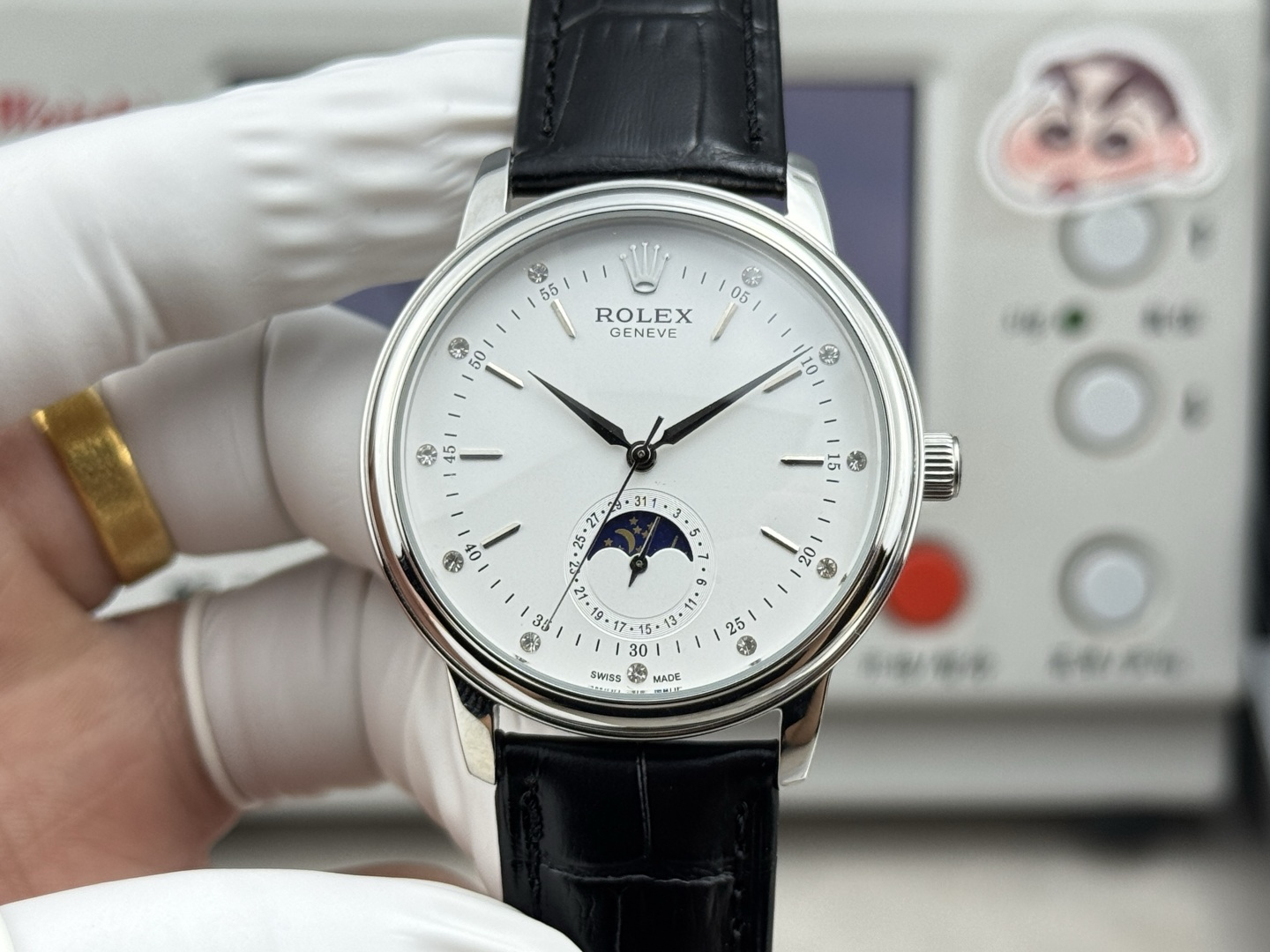 NO:821582,White rose gold TW Factory Cellini Moon Phase Series produced by TW.  The latest masterpiece from the Taiwanese factory, the latest recommended RR1 men's watch, the highest version in the Rolex market, is simple yet elegant. It is equipped with a precise Swiss ETA2824-2 movement (6-digit true calendar and 24-hour sun, moon and stars function), 40mm diameter, 316 stainless steel case, wear-resistant and scratch-resistant sapphire glass, original quality pin buckle, super waterproof function, and Italian cowhide to make the wrist more comfortable and comfortable!  The Rolex produced by the TW factory fully embodies the purest tradition of the fine watchmaking industry!  Suitable for various business occasions, simple and refined yet elegant!  For the best luxury gift recommendations, please look for TW’s exclusive quality, rolex, cowhide19860909TW 出品 白 玫金 TW Factory 切利尼月相系列. 台湾厂最新力作,劳力士市场最高版本最新推荐款RR1男士腕表简单不失大气搭载精准瑞士ETA2824-2机芯（6字位真日历与24小时日月星辰功能）40mm表径,316精钢表壳,耐磨抗刮蓝宝石玻璃,原装品质针扣,具备超强防水功能,搭配意大利牛皮让手腕更贴合舒适！TW工厂出品的劳力士充分体现了高级制表业最纯粹的传统！适合各种商务场合,简敛精致不失优雅！送礼最佳奢华推荐请认准TW独家品质,,rolex,cowhide,Watch