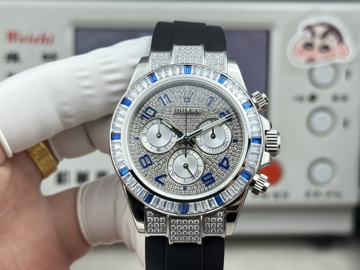 NO:754946,Rolex Daytona 40 series 904 stainless steel with diamonds. 1. The entire watch is densely studded with top-quality Swarovski diamonds. 2. The thickness is 13.5mm. It adopts the movement timing function and can be used normally. 3. Super 904 steel material, sapphire mirror!  4Imported fluororubber strap!  Welcome to taste!  ,,swarovski,rolex19860909劳力士ROLEX 迪通拿满天星40系列904精钢镶钻款 1整表密集镶满顶级的施华洛世奇美钻,2厚度13.5mm,采用机芯计时功能一切正常使用.3超级904钢材质,蓝宝石镜面！4进口氟橡胶表带！欢迎品鉴！,,swarovski,rolex,Watch