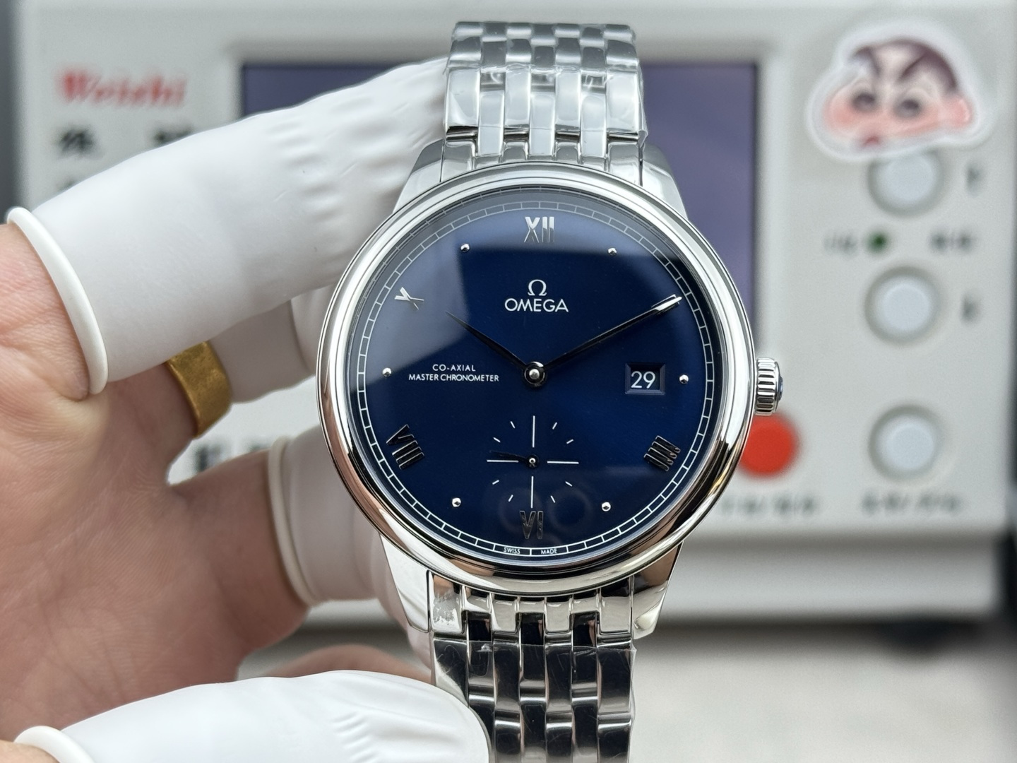 NO:755318,Gold Omega/The third generation of butterfly flight is elegant, 1The latest launch of the Omega butterfly flight series elegant small seconds model. Fully automatic machine. Men's steel belt style. New upgraded version 41 diameter synchronized official website. Internally equipped with (eight-claw black balance wheel) Omega 8802 Master Chronometer movement. Through the sapphire glass case back, the operation of the movement is clearly visible, with accurate travel time and 55 hours of power reserve.  2 Case material: 316L stainless steel, arched sapphire glass, anti-reflective treatment inside, arched dial, printed with irregularly arranged vertical textures. 3 Italian cowhide with original pin buckle, waterproof depth 50 meters,,,omega,cowhide19860909金 欧米茄/第三代蝶飞典雅, 1最新推出欧米茄蝶飞系列典雅小秒针款 全自动机械 男士钢带款式 全新升级版41表径同步官网 内部搭载(八爪黑摆轮)欧米茄8802至臻天文台机芯 透过蓝宝石玻璃表背,机芯的运转清晰可见,走时精准,动力储蓄55小时 2表壳材质316L精钢,拱形蓝宝石玻璃,内部采用防反光处理,拱形表盘,印有不规则排列的垂直纹理. 3 意大利牛皮搭配原装扣针扣 防水深度50米,,,omega,cowhide,Watch