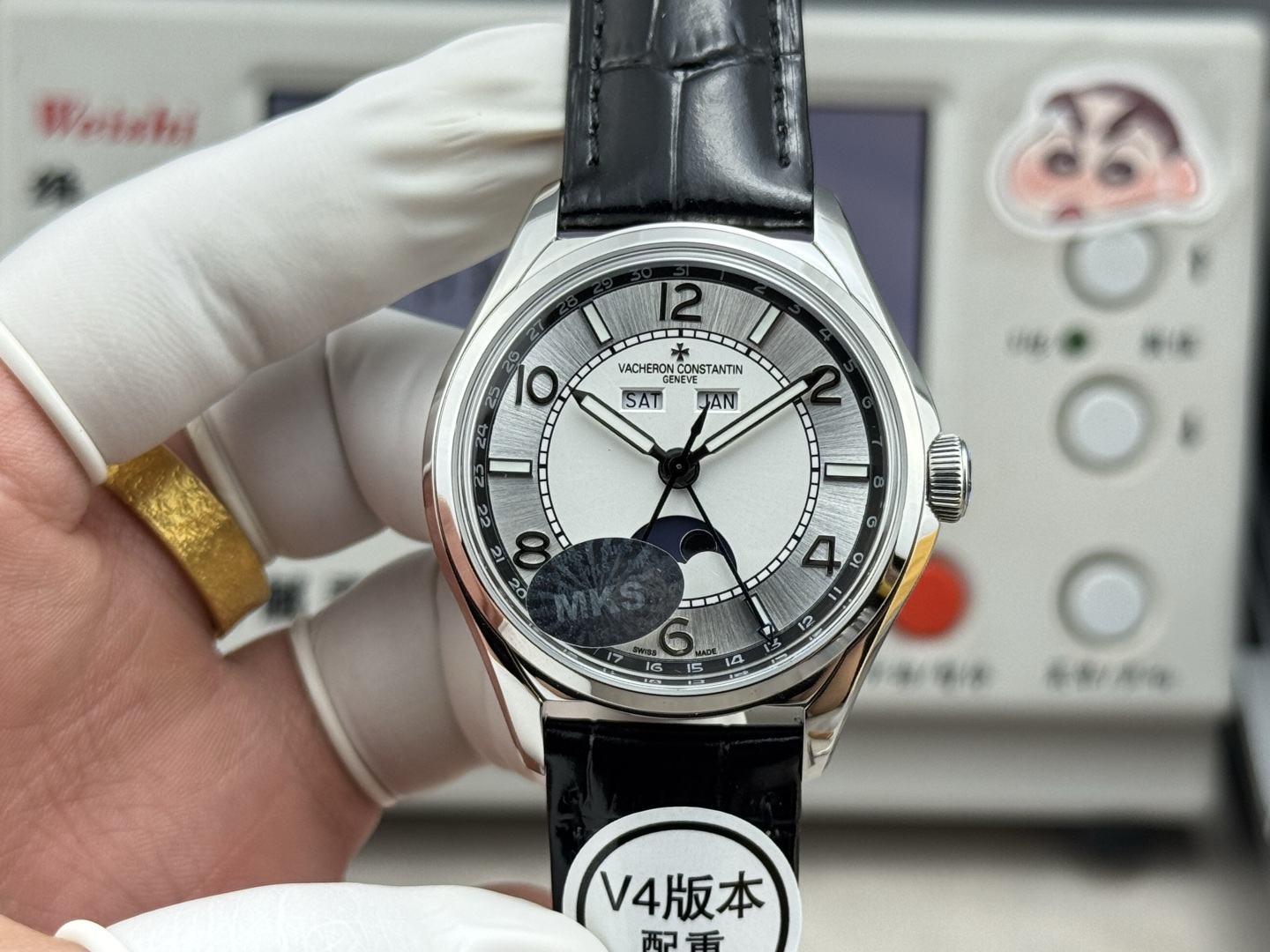 NO:764401,Gold The latest V4 counterweight version, VC Vacheron Constantin Wu Luzhi - FIFTYSIX full calendar series watch, a true ultra-thin all-in-one machine, real gear rotation!  [Model] 4000E/000A-B/B439/B/B065 [Case] Size 40mm/11.6mm, truly synchronous and original. The screw-in crown and the unique box-type sapphire crystal mirror improve wear resistance and durability while retaining the retro charm of the FIFTYSIX series. [Dial] Two rectangular windows at 12 o'clock.  The day and month can be displayed respectively. The date display is located on the outer edge of the dial and is indicated by a blued pointer with an arrow. The moon phase display is at 6 o'clock, which is composed of a blue night sky and a platinum moon. The scale ring is equipped with Arabic numerals and baton hour markers made of platinum, which complements the deep moon phase disk. [Movement] It took 18 months to strive for perfection at all costs, and was newly developed from 9015 to 2460.  The QCL/1 automatic winding movement perfectly corrects the shortcomings of other versions on the market. ① The position of the balance wheel is consistent with the original version; ② The positions and functions of all quick-adjustment buttons are completely consistent with the original product. ③ The calendar pointer and other positions are consistent with the original version and are hidden under the hour hand. The subtleties can be seen in the real details, truly the only highest version on the market!  Watch/code, 1399118. [Strap buckle] Checkered Italian imported calfskin strap, stainless steel folding buckle in the shape of a half Maltese cross, polished ultra-thin high-end watch,,,vacheron,cowhide19860909金 最新V4配重版本, VC江诗丹顿伍陆之型—FIFTYSIX全日历系列腕表,真正的超薄一体机,真齿轮转动！【型号】4000E/000A-B/B439/B/B065【表壳】尺寸40mm/11.6mm,真正同步原装.旋入式表冠和造型独特的盒式蓝宝石水晶镜面,提升耐磨耐用性的同时,保留了FIFTYSIX伍陆之型系列的复古韵味.【表盘】12点钟位置两个矩形视窗,分别可以显示星期和月份.日期显示位于表盘外缘,由带箭头的烤蓝指针指示.6点钟位置为月相显示,由蓝色的夜空和白金月亮组成.刻度圈配以白金材质的阿拉伯数字和棒状时标,与深邃的月相盘相映生辉.【机芯】不惜成本力求完美历时18个月,9015改全新研发2460 QCL/1自动上链机芯,完美修正市场其他版本的不足之处 ①摆轮位置与原版一致； ②所有快调按键位置及功能均与正品完全一致. ③日历指针等位与原版一致隐藏于时针之下.细微之处见真章,真正做到市场唯一最高版本！腕表/编码,1399118.【表带扣】格纹意大利进口小牛皮表带,精钢折叠式表扣呈半马耳他十字造型,经抛光处理超薄高端腕表,,,vacheron,cowhide,Watch