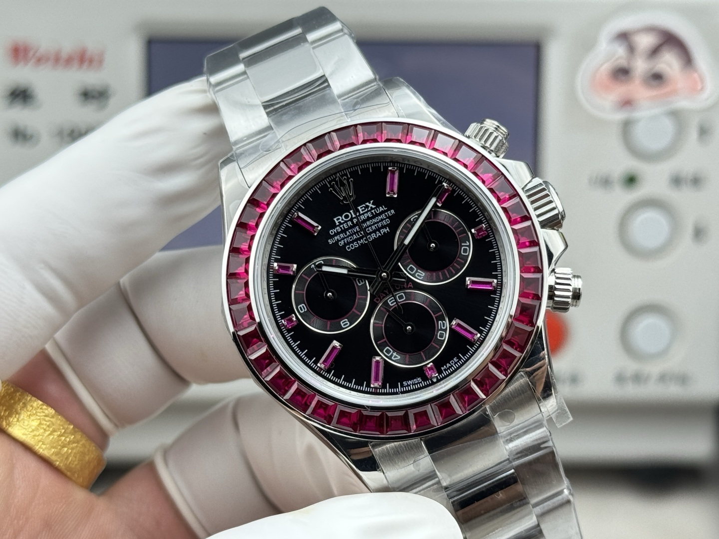 NO:764776,HEH modified customized hidden model!  Built-in Dandong 4801 movement - cultured diamond, Daytona launches hidden models every year. These styles will not appear in the product catalog, and hidden model modifications are theoretically only for the brand's super vi.  The modified watch not only has a new look in appearance, but also achieves a qualitative leap in performance and function. We use top watchmaking materials, such as luxurious carbon fiber, bright gemstones, etc., to give the watch excellent texture and durability. At the same time, through the optimization and upgrading of the movement, the accuracy and stability of the watch are improved, allowing you to enjoy the fashionable charm while also feeling the ultimate essence of watchmaking craftsmanship. Sapphire silver stone dial  Pigeon blood red ruby dial Pink crystal gemstone (Pink Panther) Colored gemstone rainbow (Phantom) Amber topaz (large yellow croaker) Imperial emerald (skeleton) Glacier sapphire (glacier blue) Imperial emerald (platinum green) The darling of the collection world It exists like an explosion in kind. Distinguished Super VI players, you deserve to have the hidden limited edition!  In this era of rapid development, let us embark on the extraordinary road of watch modification together, reshaping time with ingenuity and infinite creativity, so that every carefully designed and customized hidden model can bloom wonderfully.19860909HEH改装定制隐藏款！内置丹东4801机芯-培育钻 迪通拿每年都会推出隐藏款.这些款式,不会出现在产品册上,隐藏款改装理论上只面向品牌的超级vi. 改装后的手表,不仅在外观上焕然一新,更在性能与功能上实现了质的飞跃.我们选用顶级的制表材料,如奢华的碳纤维、璀璨的宝石等,为手表赋予了卓越的质感与耐久性.同时,通过对机芯的优化升级,提升了手表的精准度与稳定性,让您在享受时尚魅力的同时,也能感受到制表工艺的极致精髓. 蓝宝石银耀石表盘 鸽血红红宝石 表盘 粉水晶宝石（粉红豹） 彩色宝石彩虹（幻影） 琥珀黄宝石（大黄鱼） 帝王绿宝石（镂空） 冰川蓝宝石（冰川兰） 帝王绿宝石（白金绿） 收藏界宠儿 实物炸裂般的存在. 尊贵的超级VI玩家,隐藏限量款您值得拥有！ 在这个飞速发展的时代,让我们一同踏上手表改装的超凡之路,用匠心精神与无限创意重塑时光,让每一款精心设计定制隐藏款都能精彩绽放.,,Watch