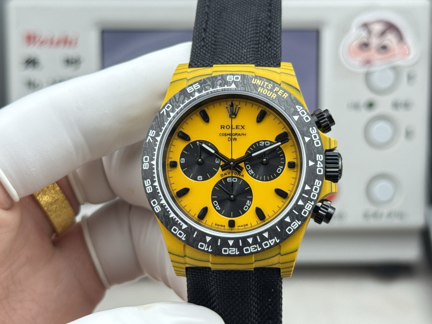 NO:859958,HEH carbon fiber Diw modified customized version ①Movement Dandong 4801 movement, hollow 4802 movement. The diameter of the watch is 40MM, which is the same size as the ordinary Daytona. The whole watch weighs about 50 grams.  ③The entire watch case is made of imported composite carbon fiber material. The carbon fiber material is a new type of material with timeless black, white, and yellow colors. The overall texture is very elegant and luxurious. Carbon fiber is soft on the outside and rigid on the inside. It is lighter than metal aluminum, stronger than steel, and has corrosion resistance. The texture of the case is changeable, and each carbon fiber watch will show different textures due to different cutting methods, making it a unique existence.  ④The strap is designed with Velcro, the front is made of imported nylon, the back is made of cowhide, and the buckle is also made of carbon fiber, cowhide19860909HEH碳纤维Diw改装定制版 ①机芯丹东4801机芯,镂空4802机芯 腕表直径为40MM,和普通的迪通拿尺寸都一样.整表重约50克, ③表壳整体采用进口复合碳纤维材质,碳钎维材质是一种新型材料,颜色为永不过时的黑色和白色,黄色,整体的纹路十分典雅、奢华.碳纤维外柔内刚,质量比金属铝轻,强度却高于钢铁,并且具有耐腐蚀.表壳纹理多变,并且每一枚碳纤维腕表会因切割方式有别而展现出不同的纹路,成为独一无二的存在. ④表带是魔术贴的设计,正面进口尼龙材质,背面牛皮材质,表扣材质同样为碳纤维,,cowhide,Watch