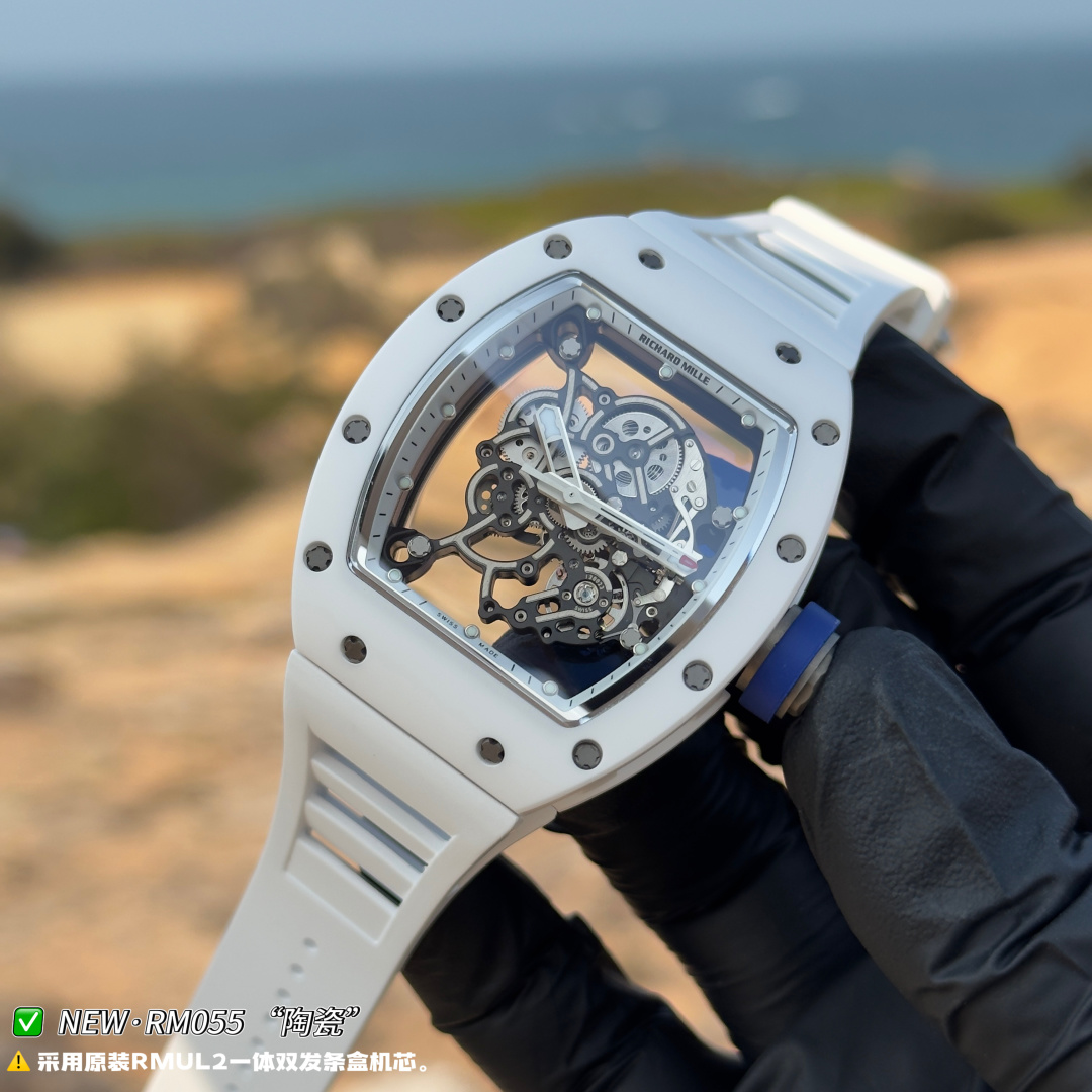 NO:859221,『New Factory-NEW Factory』RM's latest upgrade V5 upgraded integrated movement version original integrated double barrel integrated movement, more stable quality. The movement gems are not rhinestones and are not glued. It can withstand the test pen. The 'heart' imported white gemstones are hand-set in one piece.  1. The case is made of a white ceramic case that is consistent with the original version. The case lead details have been reduced to be exactly the same as the original. The bottom cover has been reduced to a small visible light position, only protruding from the glass visible position. The details are also one of the most correct versions at present. A few upgrades have been made to make it more like the original genuine product. 2. The movement has been re-developed with the original RMUL2 integrated movement, and the double barrel movement balance wheel can clearly be seen moving. Say goodbye to fake plywood movements.  3. The diameter of the watch is the same as the original version, 49.90X42.70 mm, and the thickness is 13.5MM. 4. The watch mirror is made of sapphire crystal with double anti-glare effect. 5. The watch strap is made of natural rubber strap. 6. The buckle is the latest version of the original folding buckle.  Richard Mille not only has superb watchmaking skills and is loyal to the spirit of traditional watches, but also advocates breaking through the existing rules and regulations, exploring new heights in watchmaking technology, and integrating new elements of the new century into traditional craftsmanship. Comfortable, shock-resistant, durable, accurate and lightweight watches have become the first-class phenomenal brand in the watch industry. This Richard Mille RM is worth owning~ 'NEW Factory' achieves new breakthroughs and treats watch lovers with 'heart'!  ,19860909『新厂-NEW Factory』RM最新升级V5 升级一体机芯版本原装一体双发条盒一体机芯,品质更加稳定机芯宝石非水钻也不是用胶水粘的经得住测试笔 “心”进口白色宝石手工镶一体的 1表壳采用与原版一致白色陶瓷表壳,表壳导角细节改小与正品完全一致、底盖改小见光位,只凸出玻璃见光位、细节也是目前最对版本之一,升级几下几个细节,更像原装正品. 2机芯重新开发原装RMUL2一体机芯,双发条盒机芯摆轮清晰可见会动.告别一眼假的夹板机芯. 3表径尺寸与原版一致49.90X42.70毫米,厚度为13.5MM. 4表镜材质蓝宝石水晶镜面双防眩效果. 5表带材质天然橡胶表带. 6表扣原装最新版本折叠扣. 理查德米尔不仅制表工艺精湛,忠于传统腕表精神,更主张突破现有的条条框框,探索制表工艺的新高度,将新世纪的新元素融入传统制工艺之中,舒适、抗震、耐用、精准又轻盈的腕表成为手表业界的‘一级现象级品牌.此款理查德米勒RM值得你拥有～ 『新厂-NEW Factory』实现新突破,用“心”对待腕表爱好者！,,Watch