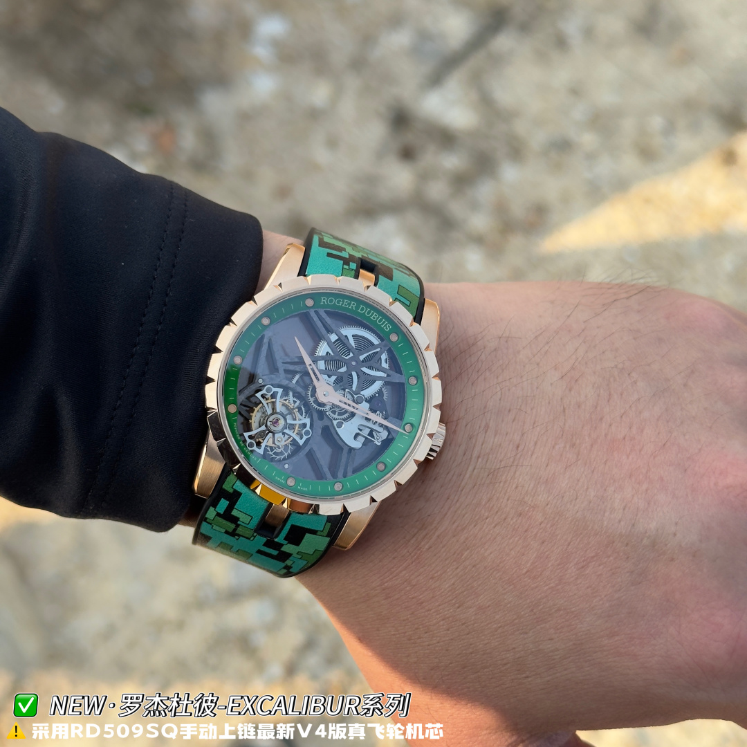 NO:859242,'NEW Factory' 2026 new color tourbillon, a colorful whirlwind in the New Year, arrived in small quantities. EXCALIBUR (King series) model RDDBEX 1 exclusively developed RD509SQ manual winding latest V4 version movement, power reserve 50 hours, hours, minutes, flying tourbillon, real tourbillon!  2. All product information is consistent with the original. The watch diameter is 42mm; 316L stainless steel case; natural rubber strap; sapphire crystal; 3. Exclusive molded natural rubber strap, each strap fits perfectly with the watch lug, giving the highest comfort to the wrist; 4. The buckle is made of 316L stainless steel, strong and durable; Every extreme detail is the sincerity of the new factory NEW, choose New Factory for Roger Dubuis!  ,,burberry19860909『新厂-NEW Factory』2026新品彩色陀飞轮,新年掀起彩色旋风,少量到货.EXCALIBUR（王者系列）型号RDDBEX 1独家开发RD509SQ手动上链最新V4版机芯,动力储存50小时,时、分、飞行陀飞轮,真正的陀飞轮！ 2所有产品信息与原装一致表径42mm；316L精钢表壳；天然橡胶表带；蓝宝石水晶表镜； 3独家开模天然橡胶表带,每条表带与表耳完美契合,给予手腕最高的舒适度； 4表扣采用316L精钢,坚固耐用； 每个极致的细节都是新厂NEW匠心开发的诚意,罗杰杜彼就选新厂！,,burberry,Watch