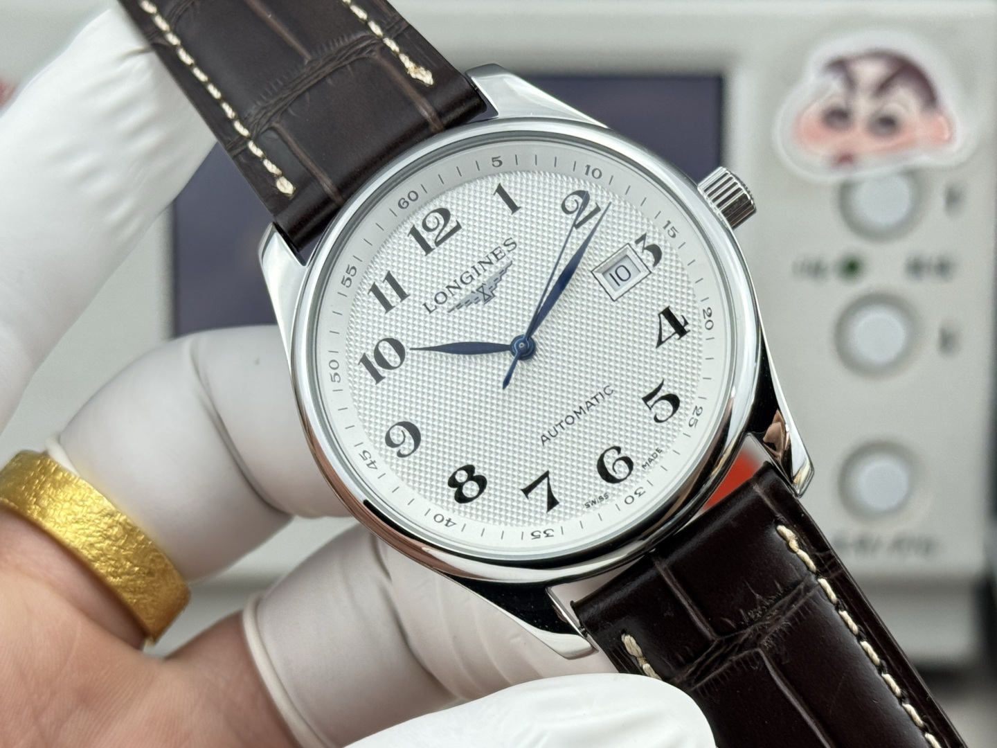 NO:821529,The 40mm famous 'classic digital face' produced by TW, the Longines traditional series, Longines newly launched traditional watchmaking, which combines modern aesthetic concepts and retro elements. The stainless steel case is fully polished and looks more refined visually. The movement adopts imported 2824, which uses  The standard formal watch size is 40mm, and the belt is made of cowhide imported from Italy (green, brown, blue). It is a classic and versatile men's watch. It can not only show the elegant taste of the wearer, but also make men reveal their style in every gesture, longines, cowhide19860909TW出品的40mm名匠“经典数字面”,浪琴传统系列,浪琴全新推出制表传统腕表,它将现代美学理念和复古元素结合起来,精钢表壳经全面抛光处理,在视觉上显得更加精致,机芯采用进口2824,它采用40mm这一标准正装表尺寸,皮带采用意大利进口牛皮（有绿,棕,蓝）是一款经典百搭的男士腕表,不仅可以彰显佩戴者的高雅品味,更是令男士在举手投足都透露着风范,,longines,cowhide,Watch