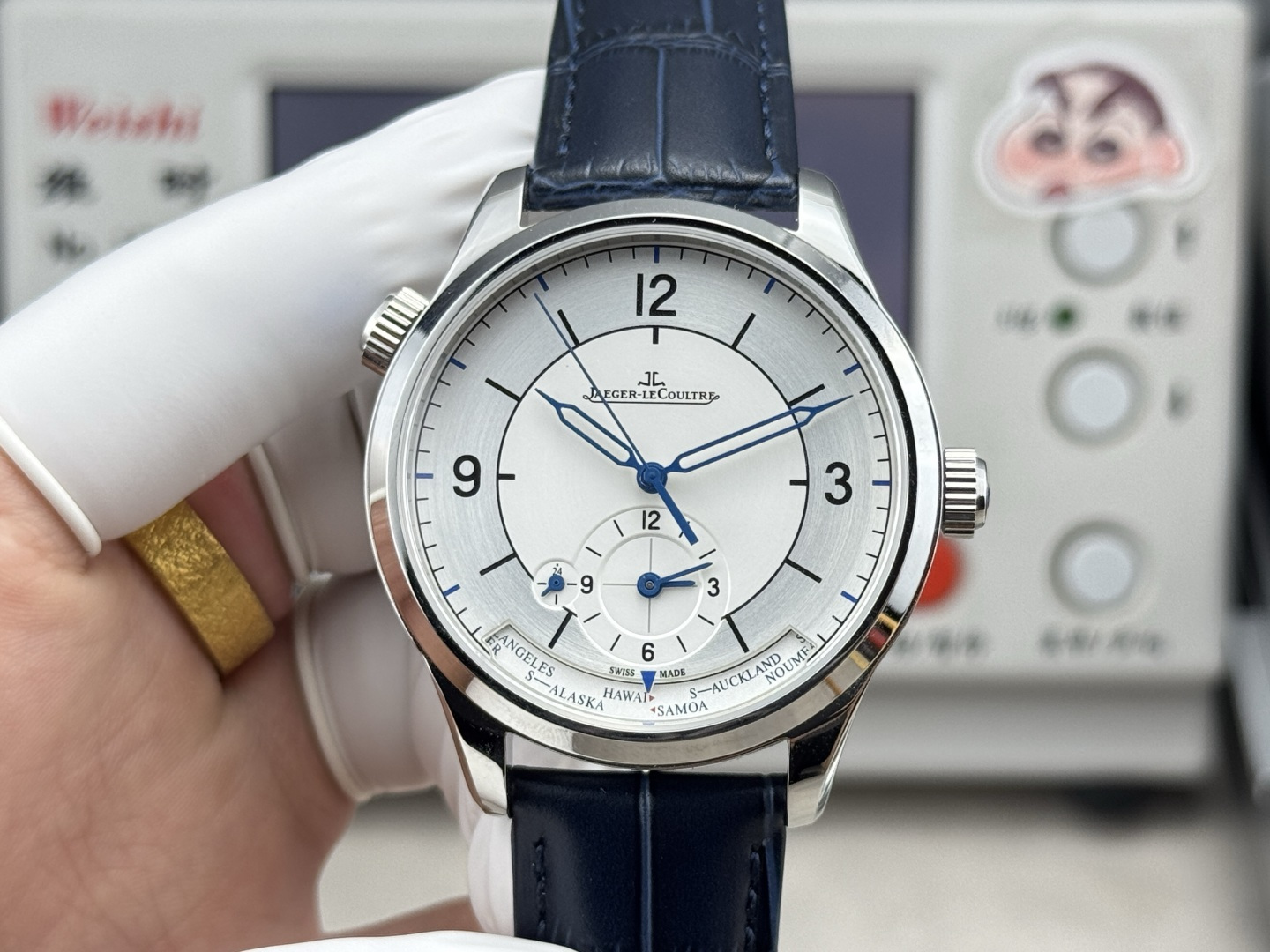 NO:881991,V2 upgraded version produced by TWAFactory [the highest version on the market] JL Jaeger-LeCoultre. Big names from all walks of life call it ugly. In fact, it is given high praise. In terms of taste and appearance, it has a pivotal position in the watch industry. No matter how you wear it, it will make your face look longer. It shows your taste in every way. Master Geographer Master Series Q1428421 Newly upgraded replica version. Multi-function watch. Upgraded Cal.939A movement. The polishing effect is closer to the original. Upgraded shaft. The automatic rotor is edged in rose gold.  Clear text lines, functional date display, dual time zone, power reserve display, 316L stainless steel, 42mm diameter, original folding buckle!  TW Factory’s ingenious work is worth owning!  ,,jaeger-lecoultre19860909TWAFactory出品 V2升级版【市场最高版本】JL积家 各路大咖都叫它大丑 其实赋予的是极高赞美 论品味与外观 在钟表界有着举足轻重的地位 戴出去怎么都是长脸 各种彰显品味 Master 地理学家大师系列 Q1428421 复刻版全新升级 多功能腕表 升级Cal.939A机芯 打磨效果更近原装 升级轴 自动陀为玫金边 字面纹路清晰 功能日期显示 双时区 动力储备显示 316L精钢 直径42mm 原装折叠扣！TW Factory匠心之作 值得你拥有！,,jaeger-lecoultre,Watch