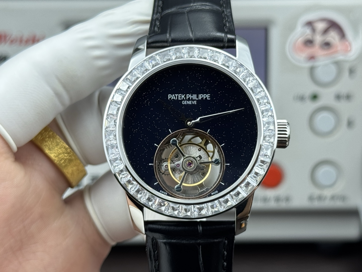NO:765076,Patek Philippe has launched an entry-level 42MM manual winding tourbillon watch. Colored diamonds or white diamonds are all hand-set. Real diamonds from South Africa are born and sparkle, with their own brilliance. The overall simple and luxurious design and focus on exquisite details make it worth savoring from every angle. In addition to the colored diamond ring and white diamond ring styles, another iconic design of this series is the 'Paris stud pattern' on the bezel, which is inspired by architecture.  'The decoration of the diamond tip. Under the master watchmaker's hand, this interlaced grid pattern technique turns simplicity into a three-dimensional, shiny, and artistic sense, making people irresistible to its low-key and connotative beauty. Coupled with the elegant and refined dial design, it has become one of Patek Philippe's most classic styles. Perhaps, in today's era that requires speed and passion, minimalism can best carry our ultimate dream!,,patek  philippe19860909百达翡丽推出了入门款42MM手动上链陀飞轮腕表,彩钻或白钻均为纯手工镶嵌,南非真钻生而闪耀,光芒自成.整体简约奢华的设计、专注精致的细节令它从每个角度都值得品味.除了彩钻圈跟白钻圈款式,这个系列的另一标志性设计是表圈的“巴黎饰钉图案”,它是一种灵感来缘于建筑学、仿若“钻石尖端的装饰.在制表大师的妙手之下,这种交错格状饰纹技巧,使简约变成立体、闪亮、颇具艺术感,让人无法抗拒它低调、内涵的美.再配以清雅脱俗表盘设计,成为百达翡丽最经典的风格之一.或许,在如今这个需要速度与激情的时代,简约主义最能承载着我们的终极梦想！,,patek philippe,Watch