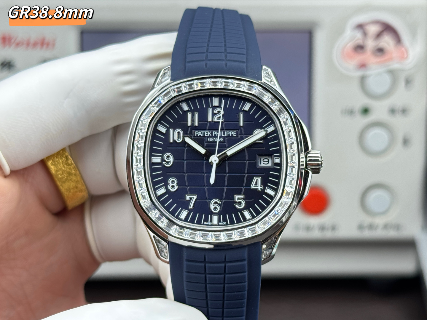 NO:764504,Gold GR factory newly launches Patek Philippe AQUANAUT series mechanical watch, 38.8mm grenade upgraded to D color T square moissanite!  The bezel is upgraded and inlaid with imported D-color T-square moissanite. The lugs are inlaid with imported D-color non-standard special-shaped T-square moissanite. 5167A/5168G/5167R series watches - exclusively developed and customized by Patek Philippe PATEK  PHILIPPE. Imported and modified 324SC movement, upgraded to improve the shortcomings of the market version, the movement has a functional reserve of up to about 55 hours. The quality is extremely stable, and the bold design of the product in the shape of a grenade shows the dynamic and fashionable charm of the wrist timepiece. It also demonstrates the exploration spirit of men who yearn for distant places, without losing elegance and refinement, highlighting the temperament of Patek Philippe sports watches. [Case]  1. The watch case still retains the rounded octagonal appearance and is made of 904 stainless steel. It is polished and polished to give it a more exquisite and gorgeous design. The material is sturdy and durable, with a diameter of 38.8mm/8.9mm. 2. The flat parts are polished in line with the original product, the sides are frosted, and the flat part of the bezel is decorated with vertical satin patterns, which not only ensures a beautiful color, but also takes into account wear resistance.  3. The case and lugs are integrally formed, with smooth lines that fit the wrist. 4. The crown is also made of fine steel. The screw-in design ensures the waterproof performance of the watch, and the anti-slip texture design ensures that the watch can be accurately timed, ensuring that every watch is 100% waterproof. [Strap/buckle] The tapes are made of natural 'Tropical' composite rubber material that is consistent with the original product. The waterproof watch strap shows the advantages of composite materials and is comfortable to wear. It is extremely resistant to abrasion, abrasion, seawater corrosion and ultraviolet radiation.  2. A perfect clone of the Aquanaut classic folding clasp, even the very small corners are chamfered to ensure the comfort of the original. [Dial/Hands] Both the dial and hands adopt the same luminous effect as the original. The dial is designed with the inspiration of the earth's network, and the bottom relief pattern is clear and layered, all of which have the same look and feel as the original.  2. The dial scales are all consistent with the original products and use three-dimensional Arabic numeral time scales. Each three-dimensional time scale is made by hand. The time scales and hands are coated with the same Superluminova luminous coating as the original products. The time can be easily read even in the dark. 3. The calendar window of each watch must be horizontally aligned without deflection and obstruction. [Movement]  The movement adopts the exclusive upgraded and customized Patek Philippe Cal. imported () modified 324SC movement. The quality is super stable and the power reserve is about 55 hours, basically ensuring zero failure. The chamfering of the movement plywood is also impeccable using Swiss craftsmanship. 4. The movement is all finely engraved, clear and not worn, and the texture is the ultimate. GR craftsmanship spirit, focus on quality!  ,,patek philippe19860909金 GR工厂新推出 百达翡丽AQUANAUT系列机械腕表, 38.8mm 手雷升级改D色T方莫桑钻！表圈升级镶嵌进口D色T方莫桑钻 表耳 镶嵌进口D色不规格异形T方莫桑钻 5167A/5168G/5167R系列腕表——独家开发定制百达翡丽PATEK PHILIPPE.进口改324SC机芯,升级改善市场版本的不足,机芯功能储蓄长达55小时左右.品质极其稳定,产品以手雷形状大胆的设计,展现腕间时计的动感时尚魅力,也彰显了男士向往远方的探索精神,又不失典雅精致,凸显百达翡丽运动腕表的气质.【表壳】 1.表壳依旧保留圆润的八角形外观,采用904精钢材质打造而成,经抛光润饰,更显精美华丽的设计风格,材质坚固耐用,直径38.8mm/8.9mm 2.平面部分均与正品一致经抛光处理,侧边采用磨砂处理,表圈平面部分饰有垂直缎纹,在保证色泽靓丽的同时,也兼顾耐磨特性. 3.表壳与表耳一体成型,线条流畅,贴合手腕. 4.表冠同样采用精钢材质打造而成,旋入式设计保证腕表防水性能,防滑纹理样式设计保证腕表可以精准校时,保证每一只腕表都做到百分百防水测试.【表带/表扣】 胶带均采用与正品一致的天然“Tropical”复合橡胶材质,防水表带尽显复合材质的优势佩戴舒适,极其耐磨擦、耐磨损、耐海水腐蚀且抗紫外线辐射. 2.完美克隆Aquanaut经典式折叠式表扣,即使在非常细小的拐角处上也做有倒角润饰,确保还原正品般的舒适感.【表盘/指针】 表盘及指针均采用正品一致的夜光效果,表盘以地球网络状灵感设计,底部浮雕图案,层次分明,均与正品一致观感. 2.表盘刻度均与正品一致采用立体阿拉伯数字时标,每个立体时标刻度是纯手工制作而成,时标和指针上都涂了正品一致Superluminova夜光涂层,即使在黑暗中也可以轻松读取时间. 3.日历窗口每一只腕表做到水平正位,不出现偏斜遮挡.【机芯】 机芯采用独家升级定制的百达翡丽Cal.进口()改324SC机芯,质量超级稳定,动力储时长达55小时左右,基本做到零故障的保障.机芯夹板的倒角采用瑞士工艺打磨同样无可挑剔. 4.机芯全部精雕刻字,清晰不磨损,纹理做到极致. GR匠工精神,专注品质！,,patek philippe,Watch