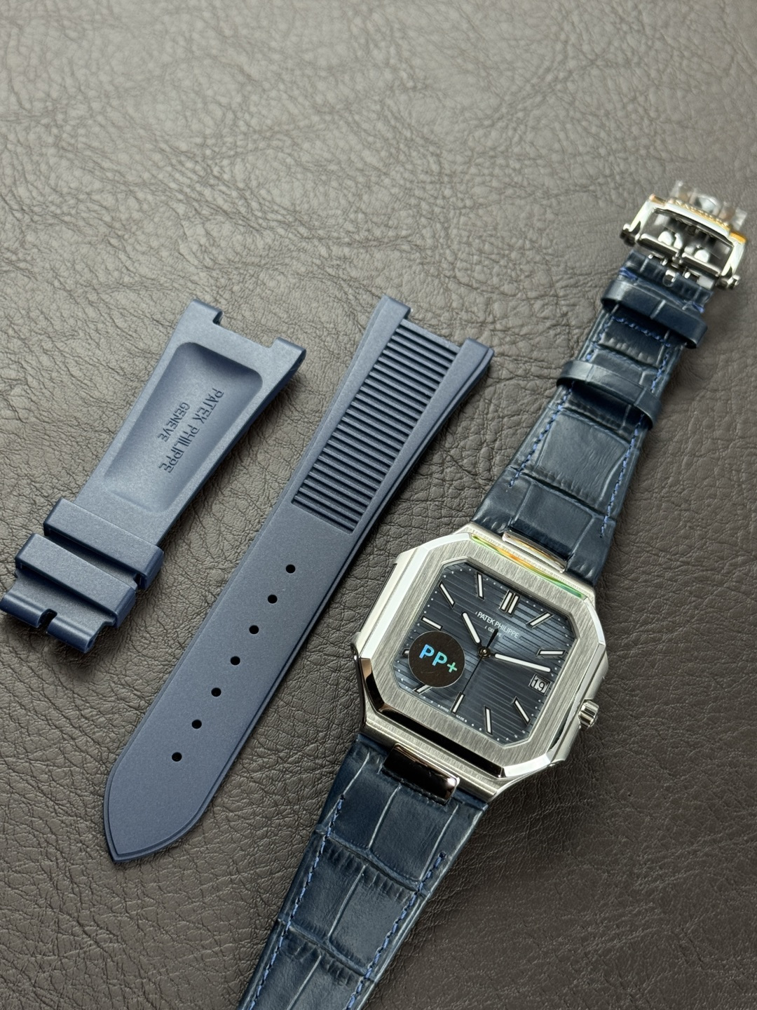 NO:821610,PPFactory adjusts the time in seconds, looking for the correct version of the balance wheel movement, with a thickness of 8.3mm. Patek Philippe launches a new series of CUBITUS 5821 leather strap watches. Customized tape will be given when ordering a strap style, while supplies last, first come first served. Highlight Feature 1 Movement: Equipped with customized modified Cal.26-  SC all-in-one machine, the time can be adjusted without stopping seconds, the time can be adjusted without stopping seconds, the position of the balance wheel is consistent with the original, automatic winding movement. 2 Steel belt: 316L customized ergonomic strap, new buckle style. 3 Case: size 45 mm and thickness only 8.3 mm, which is the diagonal length of the case (i.e. 10 o'clock to 4 o'clock). Because the case is approximately square, the width of the upper and lower sides will be less than this value, so the visual effect is not very great.  In terms of matching, 5821 is a sports-style watch that can be paired with formal and casual styles for daily use. Produced by PPFactory: Craftsmanship spirit, focus on quality, please pay attention to the details, patek philippe19860909PPFactory调时不停秒,认准对版摆轮机芯,厚度8.3mm.百达翡丽重磅推出新系列CUBITUS 5821皮带腕表,皮带款式下单送定制胶带,送完为止,先到先得 亮点特色1机芯:搭载定制改Cal.26- SC一体机,调时不停秒,调时不停秒,摆轮位置均与正品一致,自动上链机芯.2钢带:316L定制级人体工程学表带,新扣款式.3表壳:尺寸45毫米厚度仅8.3mm,为表壳对角线长度(即10点位至4点位),因为表壳近似于方形,上下边的宽度会小于这一数值,所以视觉效果并不是很大. 搭配上,5821属于运动风格腕表,日常搭配正装和休闲风格也可以. PPFactory出品:匠工精神,专注品质,请认准细节,,patek philippe,Watch
