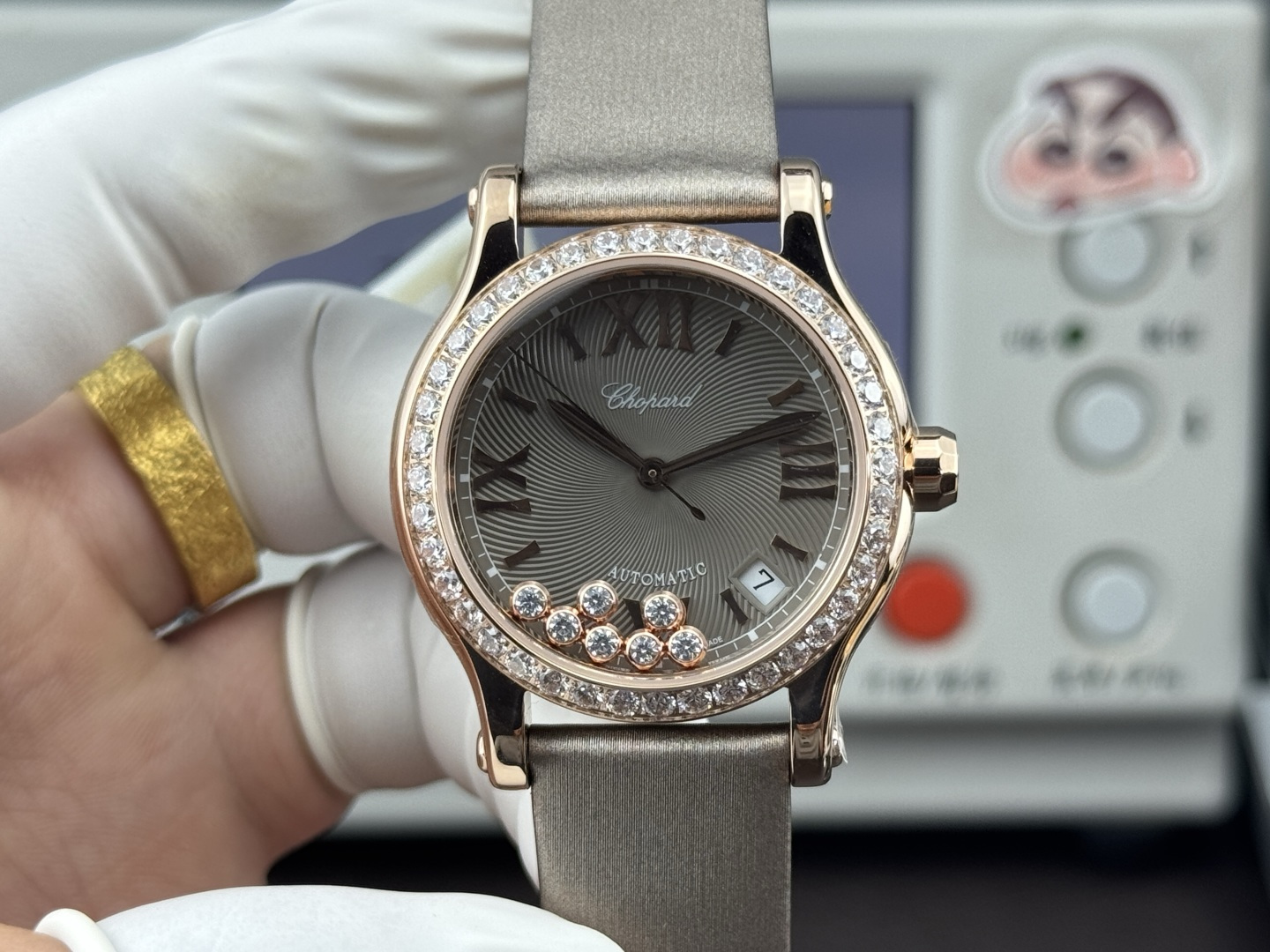 NO:765213,The latest color matching, elegant gray, absolutely beautiful [color], the strongest copy of the Chopard CHOARD Happy Diamond series (original mold opening) 'medium size 36mm', which took more than a year of research and development and is finally available. In an era when blue balloons are already the standard for women, the Chopard Happy Diamond series women's watches stand out and become a trend sought after in the fashion industry!  [Factory HAY DIMION Series] This model not only highlights the nobility of diamonds, but is also one of the watches most desired by 'goddess'.  Easily attend various occasions without the 'embarrassment of the same style' [Watch strap] Standard American crocodile leather [Movement] adopts TO-grade Seagull 2892 movement. Each movement is carefully selected by NR watchmakers to ensure stable and reliable precision. The picture shows 36-size silk leather, chopard, chopard, crocodile skin19860909最新配色 气质灰 绝对美腻[色]最强副本萧邦CHOARD快乐钻系列（原版开模）「中号36mm 」历时一年多研发终于面世,在蓝气球已经是女士标配的时代 萧邦快乐钻系列女表脱颖而出,成为时尚界追捧的一股潮流！【Factory HAY DIMION系列】此款不但能凸显出钻石的高贵而且更是「女神」最渴望拥有腕表之一 轻松出席各种场合不会出现「同款尴尬」【表带】标配美洲鳄鱼皮【机芯】采用TO级海鸥2892机芯,每颗机芯都经由NR制表师的精调细选,确保带来稳定可靠的精准走时.图为36尺寸绢丝皮,,chopard,chopard,crocodile skin,Watch