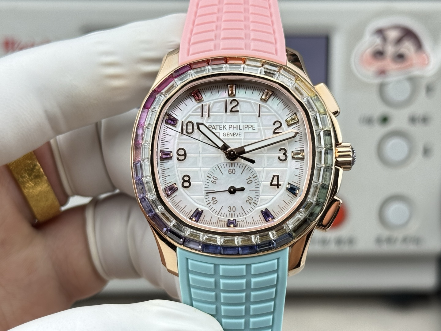 NO:821981,V2 version-PPM synchronized original double color matching arrives!  Patek Philippe Aquanaut Luce-'Rainbow' chronograph watch!  The Aquanaut Luce 'Rainbow' chronograph watch is specially designed for dynamic and modern neutrals. It is crafted from rose gold and is decorated with baguette diamonds and colored sapphires using invisible setting technology to shine with rainbow brilliance. Movement: 'Dandong' modified CH28 self-winding mechanical movement. White mother-of-pearl dial, engraved with Aquanaut relief pattern, long colored sapphire hour markers and gold three-dimensional numerals.  The diameter is 39.9 mm from 10 o'clock to 4 o'clock (the same as the original). The ring is made of 'rhinestone protection'. Original: 40 colored sapphires 2.31 carats (bezel). 40 diamonds 2.05 carats (bezel). 12 colored sapphires 0.31 carats (hour markers). 10 diamonds 0.36 carats (folding clasp).  A total of 52 long-shaped colored sapphires (2.62 carats) and 50 long-shaped diamonds (2.41 carats). Strap/buckle: composite material strap, patented diamond folding clasp. The PPM team purchased the original and took 10 months to re-engrav it. It is a sincere work.,,patek philippe19860909V2版本-PPM同步原版双拼色到货！百达翡丽Aquanaut Luce-“彩虹”计时腕表！ Aquanaut Luce“彩虹”计时腕表专为充满活力的现代中性设计,选用玫瑰金材质匠心打造,并运用隐形镶嵌技艺镶饰长形钻石与彩色蓝宝石,绽放彩虹光彩. 机芯:采用“丹东”改CH28自动上弦机械机芯. 白色珍珠母贝表盘,镌刻Aquanaut浮雕图案,长形彩色蓝宝石时标和金质立体字块. 直径10时至4时位置39.9毫米（原装一致） 圈口采用“水钻防制”原装的:40颗彩色蓝宝石2.31克拉（表圈）. 40颗钻石2.05克拉（表圈）. 12颗彩色蓝宝石0.31克拉（时标）. 10颗钻石0.36克拉（折叠式表扣）. 共计52颗长形彩色蓝宝石（2.62克拉）以及50颗长形钻石（2.41克拉）. 表带/表扣:复合材质表带,专利镶钻折叠式表扣. PPM团队购置原装耗时10个月复刻,精诚之作.,,patek philippe,Watch