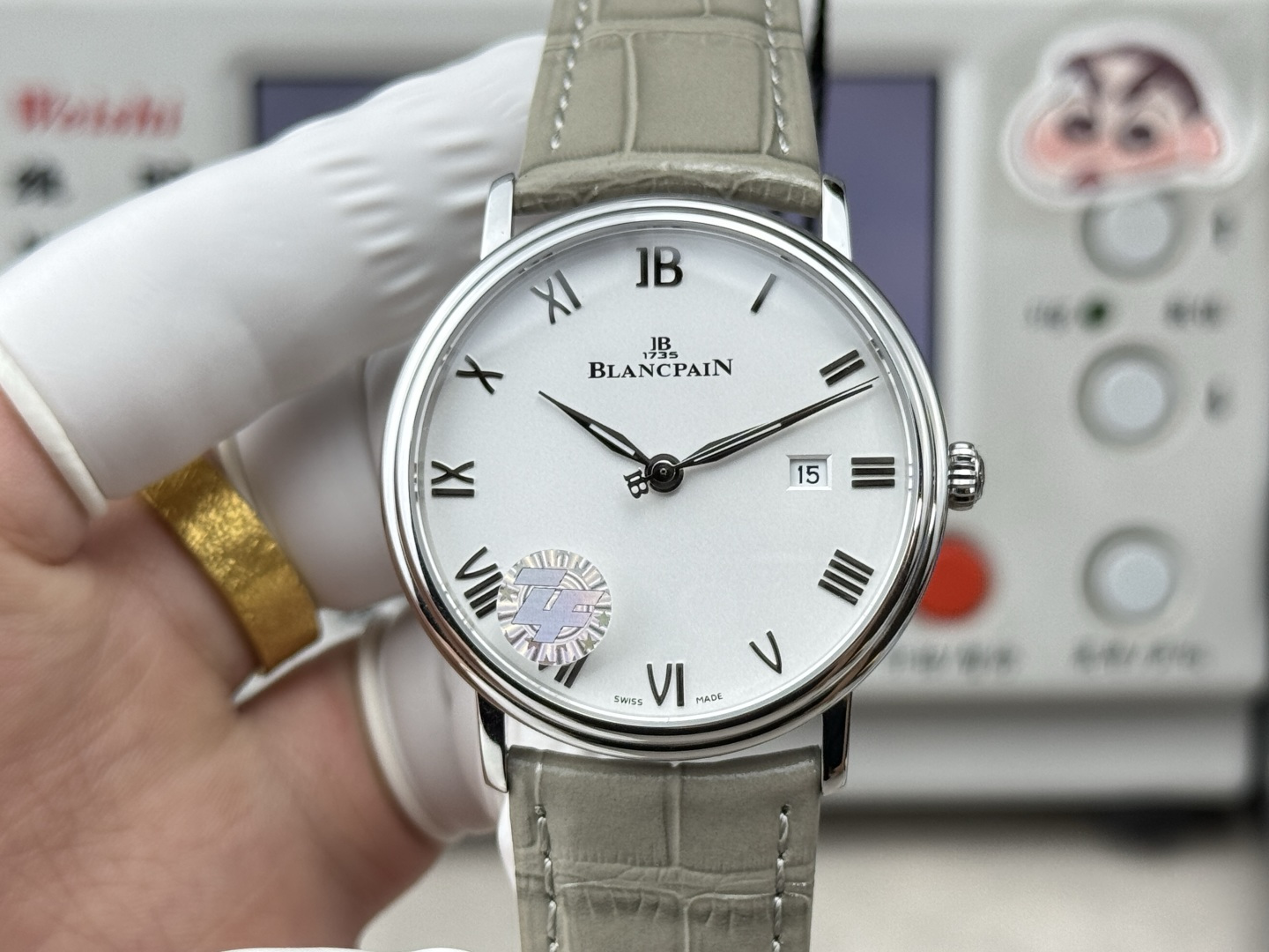 NO:822003,Produced by ZF, white case and rose gold, ZF Factory Blancpain launches the highest version on the market, PK4 Blancpain 6651N-1142-55B men's formal watch, simple and bright!  Like a gentleman on the wrist, classic and extraordinary!  The details are as follows: 1 [Case] ​​has a diameter of 40 mm, an ultra-thin thickness of 8.8 mm, and the mirror is made of sapphire crystal glass. All data are truly consistent with the original!  2 [Dial] Roman numerals, frosted dial, resistant to oxidation and corrosion, and very good chemical stability. 3 [Movement] Equipped with an imported modified Cal.1151 all-in-one machine. The time is stable and the simulation is amazing!  4 [Buckle] The folding clasp has an invincible texture and is comparable to the original. The IB characters inside are made by CNC in one go, and are carefully polished and made by watchmakers. Each finished buckle needs to go through layers of processes. 5 The strap is made of imported crocodile leather, which is highly wear-resistant. The strap size is 1822 original size, which is truly consistent with the original version.  , Luxurious and exquisite recommendations for men’s mechanical watches as gifts. The best luxury recommendations. Please look for ZF’s exclusive quality. crocodile skin19860909ZF 出品 白壳 玫金 ZF Factory 宝珀 强势推出市场最高版本PK4宝珀6651N-1142-55B男士正装表,简洁明快！犹如腕间绅士,经典非凡！细节如下 1【表壳】直径40毫米,超薄厚度8.8毫米,镜面采用蓝宝石水晶玻璃 所有数据真正做到于原装一致！ 2【表盘】罗马数字 磨砂表盘抗氧化耐腐蚀,化学稳定性非常好 3【机芯】搭载进口改Cal.1151一体机.走时稳定,仿真度爆棚！ 4【表扣】折叠表扣 质感无敌,比肩原装.其内IB字样由CNC一气呵成,在由制表师傅精心打磨制作,每一个成品扣都需经历层层工序. 5表带采用进口鳄鱼皮材质 耐磨性超强,表带尺寸1822原装尺寸,真真正正做到与原版一致珀 ,奢华精致推荐男士机械腕表送礼最佳奢华推荐请认准ZF独家品质,,crocodile skin,Watch