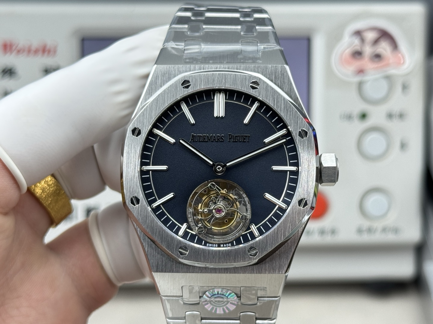 NO:822102,Produced by OMF OMF's first AP Audemars Piguet True Tourbillon is officially launched Audemars Piguet Royal Oak i [Self-winding Tourbillon Watch] The title of AP Steel King OMF factory uses the original strap to open the mold, so that the strap has a delicate brushed pattern and will not sharply cut the hand. The thickness and joints of the strap are consistent with the original, and the details are meticulous. The movable buffer design at the head of the strap is consistent with the original, making it closer to the wrist and more comfortable to wear.  , the switch design and texture of the clasp and the carving process of the clasp are consistent with the original. The original wording and color details are restored and put together without flaws. The movement is the soul and focus of the entire watch. It is equipped with Audemars Piguet's own [self-winding floating tourbillon] model movement. The travel time is accurate. The central axis of the detailed pointer is a solid axis, consistent with the original. The pointer is polished to make it burr-free. The sapphire mirror glass is treated with double-sided high transparency to make it clearer.  OMF's ingenious work, perfectly restored!  Everywhere is being refreshed. This is not only the art of time, but also the fusion of mechanics and aesthetics. Luxurious and exquisite, we recommend the men’s true flywheel mechanical watch. The best luxury recommendation for gifts, please look for the exclusive quality of OMF, audemars19860909OMF 出品  OMF 首款 AP 爱彼 真陀飞轮正式推出 爱彼皇家橡树i【自动上链陀飞轮腕表】 AP钢王之称号 OMF厂用原装表带开模使表带细腻的拉丝纹并且不会锋利割手,表带厚度和关节跟足原装一致,对细节一丝不苟.表带头粒连接表头处与正品一致的活动缓冲设计,让佩戴更贴近手腕更舒服 ,表扣的开关设计和质感与表扣的雕刻工艺均与正品一致 还原原装字面做工与颜色细节和正品放在一起无破绽 机芯是整个手表的灵魂和重点 搭载爱彼自产【自动上链浮动式陀飞轮】型号机芯 走时精准,细节指针中轴为实心中轴,与原装一致,指针打磨使指针毫无毛刺 蓝宝石镜面玻璃采用双面高透处理更加清晰. OMF匠心之作,完美还原！ 每一处都在刷新,这不只是时间的艺术,更是机械与美学的融合,奢华精致推荐男士真飞轮机械腕表 送礼最佳奢华推荐请认准OMF独家品质,,audemars,Watch