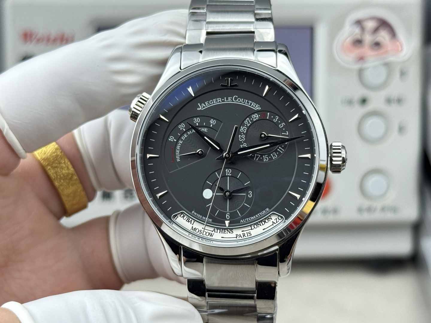 NO:822014,Produced by V+ Belt: white-gold Steel belt: white-gold 1250 V+ Factory Jaeger-LeCoultre [highest version on the market] RE4JL. Big names from all walks of life call it ugly. In fact, it is given high praise. In terms of taste and appearance, it has a pivotal position in the watch industry. No matter how you wear it, you will have a long face. All kinds of taste are displayed. Master Geographer Master Series Q1428421 Newly upgraded replica version. Multi-function watch. Upgraded Cal.939A movement.  The polishing effect is closer to the original, upgraded shaft, automatic rotor with rose gold edge, clear text lines, functional date display, dual time zone, power reserve display, 316L stainless steel, 42mm diameter, original folding buckle!  V+ Factory’s ingenious work is worth owning!  The best luxury gift recommendation, please look for V+ exclusive quality, jaeger-lecoultre19860909V+ 出品 皮带:白-金 钢带:白-金1250 V+ Factory 积家【市场最高版本】RE4JL各路大咖都叫它大丑 其实赋予的是极高赞美 论品味与外观 在钟表界有着举足轻重的地位 戴出去怎么都是长脸 各种彰显品味 Master 地理学家大师系列 Q1428421 复刻版全新升级 多功能腕表 升级Cal.939A机芯 打磨效果更近原装 升级轴 自动陀为玫金边 字面纹路清晰 功能日期显示 双时区 动力储备显示 316L精钢 直径42mm 原装折叠扣！V+ Factory匠心之作 值得你拥有！送礼最佳奢华推荐请认准V+独家品质,,jaeger-lecoultre,Watch