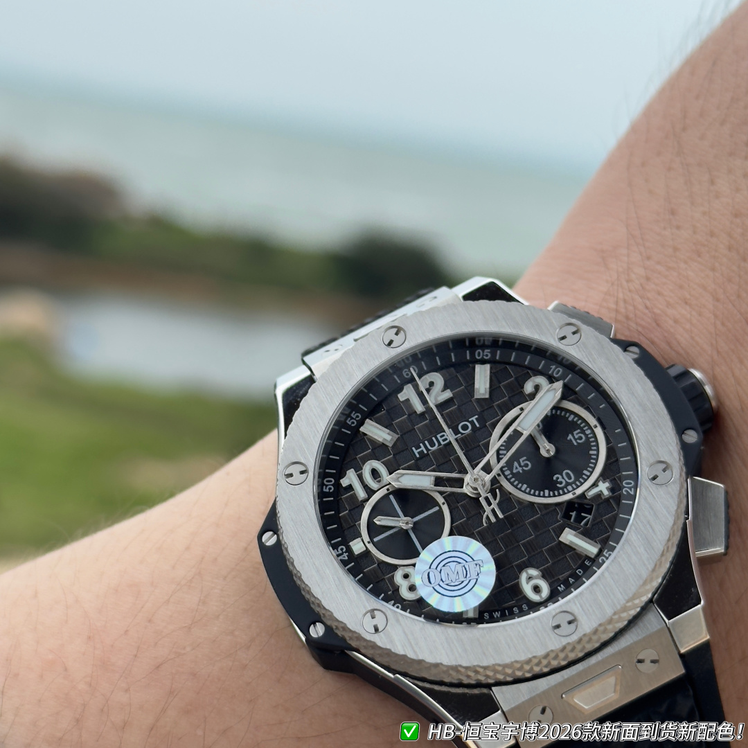 NO:822108,Hublot BIG BANG 431.NM..RX produced by OMF, the original newly molded 43mm case adopts a new design, a more ergonomic case, and more refined case details. It has larger polished chamfers, size 43MM~15MM, and the 43mm wide case has been carefully modified to restore the same size as the original. Equipped with HUB  Fully automatic mechanical movement, accurately driving the chronograph function, 72-hour power reserve, interpreting the pinnacle of mechanical art with excellent performance, one-click quick-release fluorine rubber strap, switching wearing styles at will, taking into account comfort and fashion. The strap uses imported fluorine rubber tape, which is more comfortable to wear and feels better, and the mirror is made of sapphire glass. - The sapphire mirror is transparent and anti-glare, no fear of daily challenges, classic heritage · Innovation and tribute Hublot's 'art of fusion', in this Big  The Bang has a sharp case with a black bezel, a checkered dial that tells the pioneering aesthetics, and a one-touch strap system that unlocks a variety of styles. It is not only a timekeeping tool, but also a reflection of your fearlessness, uniqueness, and daring to be the first - Own It, control your time and life. (Produced by OMF, exclusive first release),19860909OMF出品 宇舶表BIG BANG 431.NM..RX ,原版新开模43 毫米表壳,采用全新设计、更符合人体工学的表壳、更精致的表壳细节,它具有较大的抛光倒角, 尺寸 43MM~15MM, 43毫米宽的表壳经过精心修饰,还原了以正品一致尺寸 搭载 HUB 全自动机械机芯,精准驱动计时码表功能,72小时动力储存,以卓越性能诠释机械艺术的巅峰, 一键快拆氟橡胶表带,随心切换佩戴风格,兼顾舒适与潮流感. 表带采用进口氟橡胶胶带,配带起来更加舒服,手感更好,镜面采用蓝宝石玻璃镜面. - 蓝宝石镜面通透防眩,无惧日常挑战,经典传承 · 创新致敬 宇舶的“融合的艺术”,在这枚Big Bang上尽显锋芒表壳搭配黑色表圈,棋盘格纹表盘诉说先锋美学,一键式表带系统解锁百变风格.它不止是计时工具,更是你无畏、独特、敢为人先的写照——Own It,掌控属于你的时间与人生.（OMF出品、独家首发）,,Watch