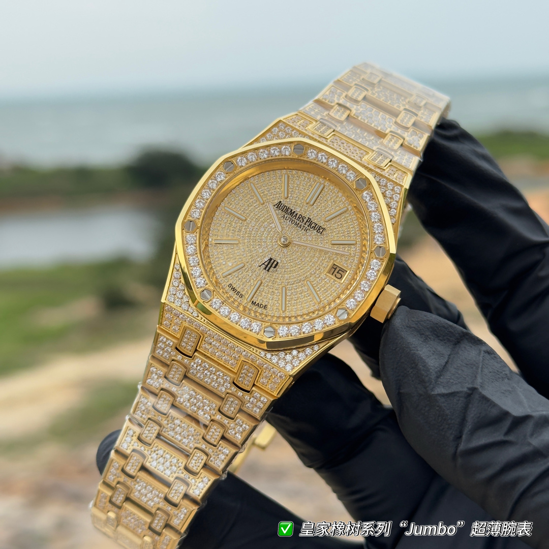 NO:822045,Audemars Piguet 39mm Full Gemstone Royal Oak  A new limited edition of the Royal Oak series 'Jumbo' ultra-thin watch. The new Royal Oak vi hidden model, the case and strap are made of electric white gold inlaid with diamonds, achieving a perfect balance of texture and weight. It is paired with a high-transparency anti-glare sapphire glass mirror. Since 1972, it has been designed by the legendary watchmaker Gerald Gill  It has been a revolutionary symbol in the world of high-end watchmaking for many years. The 16202BC full-diamond version continues the classic octagonal bezel design. At the same time, the entire surface is inlaid with top-quality white diamonds. Each diamond is strictly selected and meets the VVS standard. The brilliance is breathtaking, and the ultra-thin thickness is 9mm.  The case size is 39mm, equipped with Cal.7121 automatic winding movement, which can provide a power reserve of up to 55 hours. This full-diamond diamond is dazzling in the sun or light, and it is elegant and brilliant. It is irreplaceable for steel case watches. Friends who like it, hurry up and get it, the quantity is limited.,,audemars19860909爱彼39mm满镶宝石款 Royal Oak 皇家橡树系列“Jumbo”超薄腕表限量版新作.新款皇家橡树vi隐藏款,表壳表带都采用先电白金在镶钻,质感重量达到完美平衡.搭配高透防眩光蓝宝石玻璃镜面.自1972年由传奇制表大师杰拉尔德·吉尔多设计以来,一直是高级制表界的革命性象征,16202BC满钻版本,延续了经典的八角表圈设计同时,全表面共镶嵌顶级白钻,每一颗钻石都经过严格挑选,并达到VVS标准,璀璨程度叹为观止,超薄厚度9mm 表壳尺寸39mm,搭载Cal.7121自动上链机芯可提供最长55小时的动力储存,这款满钻在阳光或灯光璀璨夺目,大方异彩.是钢壳表无法取代的.喜欢的朋友赶紧下手,数量有限.,,audemars,Watch