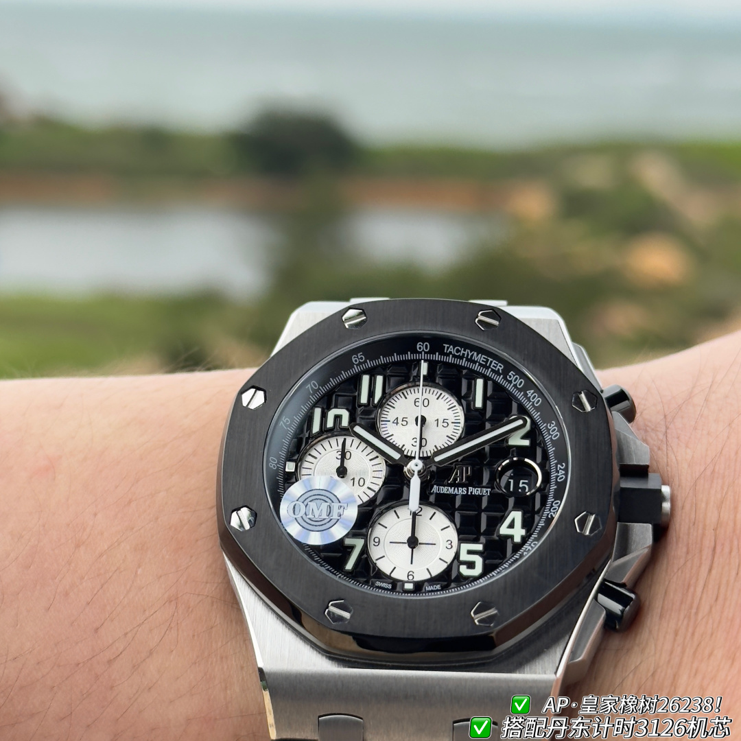 NO:822058,A Royal Oak 26238, 12-digit small seconds, the size is the popular 42mm watch diameter, showing grandeur without losing exquisiteness, the dial adopts Mega Taisserie'  Super large plaid decoration, full of classic Audemars Piguet elements, with three-sided flower-patterned luminous hands that glow in the dark and are clear and easy to read. The movement is equipped with Dandong Chronograph 3126 automatic winding movement with a frequency of 28800 per hour. The mirror is made of sapphire with double-sided high transparency.  Anti-glare glass, the watch case adopts CNC sandblasting technology, and the details are perfectly processed. Each hexagonal screw on the ring is on the same plane. The strap can choose tape or steel strap. This waterproof model is also suitable for daily hand washing, rain or even swimming without worrying about it.  Audemars Piguet Royal Oak Offshore 26238 is worth owning, welcome to taste, audemars19860909A皇家橡树26238,12位小秒,尺寸是热门的42表径,彰显大气又不失精致,表盘采用Mega Taisserie” 超大型格纹装饰,满满的爱彼经典元素,搭配三面批花带夜光指针能在黑暗中发光,清晰易读,机芯搭配丹东计时3126自动上链机芯每小时振频28800,镜面采用蓝宝石双面高透防眩光玻璃,表壳采用CNC打磨拉沙技术,细节角度完美处理.圈口每颗六角螺丝都处于同一平面上,表带可以选择胶带或者钢带,此款防水也是做到日常洗手淋雨甚至游泳都不用担心 爱彼爱彼皇家橡树离岸26238您值得拥有,欢迎品鉴,,audemars,Watch