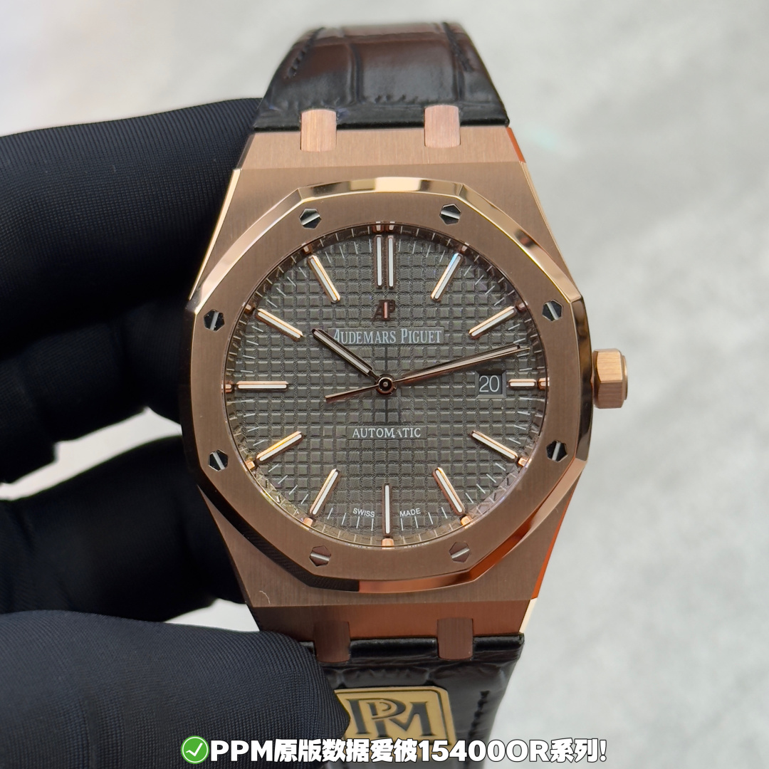 NO:822130,PPM genuine grade 'weight': A/15500/15510 Belt version: 175g - Royal Oak series 'weighted version'!  [Core Selling Points] · Accurate weighting, unparalleled feel. Strictly follow the original weight standard, 175 grams for the tape model, 240 grams for the steel belt model. The feel and balance in the hand are the same as the original ones, saying goodbye to the light texture. · Extreme craftsmanship, long-lasting watch strap adopts top-notch improved materials and plating technology, promising not to fade or peel, and will still be as bright as new after long-term wear. ·  Powerful core, precise and long-lasting, equipped with an integrated modified 3120/4302 movement, stable structure, accurate travel time, power reserve of up to 72 hours, no need to reset on weekends. · Details first, face the original · The lettering uses substitute grade characters, the checkered pattern is deep and clear, the color is full, and the texture is comparable to the original. · The hands are equipped with substitute grade hands, the luminous filling is even and full, the edges and corners are sharp, and the craftsmanship is exquisite. [Version Information] ·  Covering models, 15500, 15510 full-size mainstream styles. · The material is stainless steel case, with optional tape (168g) or steel belt (240g). · The movement configuration is an integrated modified 3120 movement (corresponding to etc.) / an integrated modified 4302 movement (corresponding to 15500/15510, etc.), with 72 hours of power.  PPM adheres to the concept of 'details determine success or failure'. This counterweighted version not only pursues the ultimate in vision, but also achieves comprehensive breakthroughs in wearing experience, durability and internal performance. It is a well-deserved quality ceiling in the current market. PPM is all original data and is produced with sincerity, so that what you get is not only a watch, but also a persistent pursuit of top craftsmanship.19860909PPM正版级“重量”:A/15500/15510 皮带版本:175克-皇家橡树系列“配重版”！【核心卖点】 · 精准配重,手感无双严格遵循原装重量标准,胶带款175克,钢带款240克,上手坠感与平衡感与正品无二,告别轻飘质感. · 极致工艺,历久弥新表带采用顶级改良材质与镀层工艺,承诺绝不褪色、掉皮,经久佩戴依旧光亮如新. · 强劲内核,精准持久搭载一体改装3120/4302机芯,结构稳定,走时精准,动力储存达72小时,周末静置无需重调. · 细节至上,直面原装  · 字面采用代用级别字面,格纹深邃清晰,色泽饱满,质感媲美原装.  · 指针配备代用级别指针,夜光填充均匀饱满,棱角分明,工艺精湛.【版本信息】 · 涵盖型号、15500、15510 全尺寸主流款式. · 材质选择精钢表壳,搭配可选胶带（168g）或钢带（240g）. · 机芯配置一体改装3120机芯（对应等）/ 一体改装4302机芯（对应15500/15510等）,动力72小时. PPM秉承“细节定成败”的理念,此配重版不仅在视觉上追求极致,更在佩戴体验、耐用度和内在性能上实现全面突破,是当前市场当之无愧的品质天花板. PPM均为原装数据-精诚制作,让您所获得的不仅是一枚腕表,更是对顶级工艺的执着追求.,,Watch