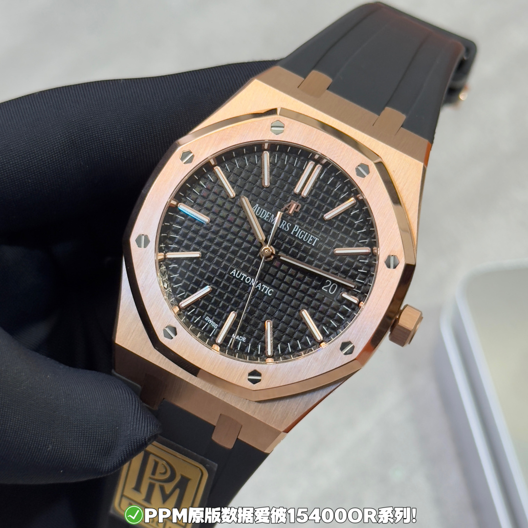 NO:822123,PPM genuine grade weight: A/15500/15510 Tape version: 190g-Jiaoak series 'counterweight version'!  [Core Selling Points] · Accurate weighting, unparalleled feel. Strictly follow the original weight standard, 190 grams for the tape model, 240 grams for the steel belt model. The feel and balance in the hand are the same as the original ones, saying goodbye to the light texture. · Extreme craftsmanship, long-lasting watch strap adopts top-notch improved materials and plating technology, promising not to fade or peel, and will still be as bright as new after long-term wear. ·  Powerful core, precise and long-lasting, equipped with an integrated modified 3120/4302 movement, stable structure, accurate travel time, power reserve of up to 72 hours, no need to reset on weekends. · Details first, face the original · The lettering uses substitute grade characters, the checkered pattern is deep and clear, the color is full, and the texture is comparable to the original. · The hands are equipped with substitute grade hands, the luminous filling is even and full, the edges and corners are sharp, and the craftsmanship is exquisite. [Version Information] ·  Covering models, 15500, 15510 full-size mainstream styles. · The material is stainless steel case, with optional tape (168g) or steel belt (240g). · The movement configuration is an integrated modified 3120 movement (corresponding to etc.) / an integrated modified 4302 movement (corresponding to 15500/15510, etc.), with 72 hours of power.  PPM adheres to the concept of 'details determine success or failure'. This counterweighted version not only pursues the ultimate in vision, but also achieves comprehensive breakthroughs in wearing experience, durability and internal performance. It is a well-deserved quality ceiling in the current market. PPM is all original data and is produced with sincerity, so that what you get is not only a watch, but also a persistent pursuit of top craftsmanship.19860909PPM正版级重量:A/15500/15510 胶带版本:190克-家橡树系列“配重版”！【核心卖点】 · 精准配重,手感无双严格遵循原装重量标准,胶带款190克,钢带款240克,上手坠感与平衡感与正品无二,告别轻飘质感. · 极致工艺,历久弥新表带采用顶级改良材质与镀层工艺,承诺绝不褪色、掉皮,经久佩戴依旧光亮如新. · 强劲内核,精准持久搭载一体改装3120/4302机芯,结构稳定,走时精准,动力储存达72小时,周末静置无需重调. · 细节至上,直面原装  · 字面采用代用级别字面,格纹深邃清晰,色泽饱满,质感媲美原装.  · 指针配备代用级别指针,夜光填充均匀饱满,棱角分明,工艺精湛.【版本信息】 · 涵盖型号、15500、15510 全尺寸主流款式. · 材质选择精钢表壳,搭配可选胶带（168g）或钢带（240g）. · 机芯配置一体改装3120机芯（对应等）/ 一体改装4302机芯（对应15500/15510等）,动力72小时. PPM秉承“细节定成败”的理念,此配重版不仅在视觉上追求极致,更在佩戴体验、耐用度和内在性能上实现全面突破,是当前市场当之无愧的品质天花板. PPM均为原装数据-精诚制作,让您所获得的不仅是一枚腕表,更是对顶级工艺的执着追求.,,Watch