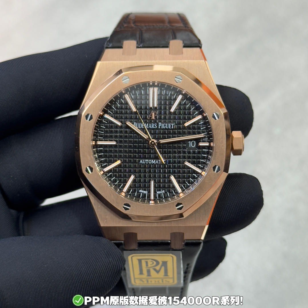NO:822115,PPM genuine grade 'weight': A/15500/15510 Belt version: 175g-Jiaoak series 'counterweight version'!  [Core Selling Points] · Accurate weighting, unparalleled feel. Strictly follow the original weight standard, 175 grams for the belt model, 240 grams for the steel belt model. The feel and balance in the hand are the same as the genuine ones, saying goodbye to the light texture. · Extreme craftsmanship, long-lasting watch strap adopts top-notch improved materials and plating technology, promising not to fade or peel, and will still be as bright as new after long-term wear. ·  Powerful core, precise and long-lasting, equipped with an integrated modified 3120/4302 movement, stable structure, accurate travel time, power reserve of up to 72 hours, no need to reset on weekends. · Details first, face the original · The lettering uses substitute grade characters, the checkered pattern is deep and clear, the color is full, and the texture is comparable to the original. · The hands are equipped with substitute grade hands, the luminous filling is even and full, the edges and corners are sharp, and the craftsmanship is exquisite. [Version Information] ·  Covering models, 15500, 15510 full-size mainstream styles. · The material is stainless steel case, with optional tape (168g) or steel belt (240g). · The movement configuration is an integrated modified 3120 movement (corresponding to etc.) / an integrated modified 4302 movement (corresponding to 15500/15510, etc.), with 72 hours of power.  PPM adheres to the concept of 'details determine success or failure'. This counterweighted version not only pursues the ultimate in vision, but also achieves comprehensive breakthroughs in wearing experience, durability and internal performance. It is a well-deserved quality ceiling in the current market. PPM is all original data and is produced with sincerity, so that what you get is not only a watch, but also a persistent pursuit of top craftsmanship.19860909PPM正版级“重量”:A/15500/15510 皮带版本:175克-家橡树系列“配重版”！【核心卖点】 · 精准配重,手感无双严格遵循原装重量标准,皮带款175克,钢带款240克,上手坠感与平衡感与正品无二,告别轻飘质感. · 极致工艺,历久弥新表带采用顶级改良材质与镀层工艺,承诺绝不褪色、掉皮,经久佩戴依旧光亮如新. · 强劲内核,精准持久搭载一体改装3120/4302机芯,结构稳定,走时精准,动力储存达72小时,周末静置无需重调. · 细节至上,直面原装  · 字面采用代用级别字面,格纹深邃清晰,色泽饱满,质感媲美原装.  · 指针配备代用级别指针,夜光填充均匀饱满,棱角分明,工艺精湛.【版本信息】 · 涵盖型号、15500、15510 全尺寸主流款式. · 材质选择精钢表壳,搭配可选胶带（168g）或钢带（240g）. · 机芯配置一体改装3120机芯（对应等）/ 一体改装4302机芯（对应15500/15510等）,动力72小时. PPM秉承“细节定成败”的理念,此配重版不仅在视觉上追求极致,更在佩戴体验、耐用度和内在性能上实现全面突破,是当前市场当之无愧的品质天花板. PPM均为原装数据-精诚制作,让您所获得的不仅是一枚腕表,更是对顶级工艺的执着追求.,,Watch